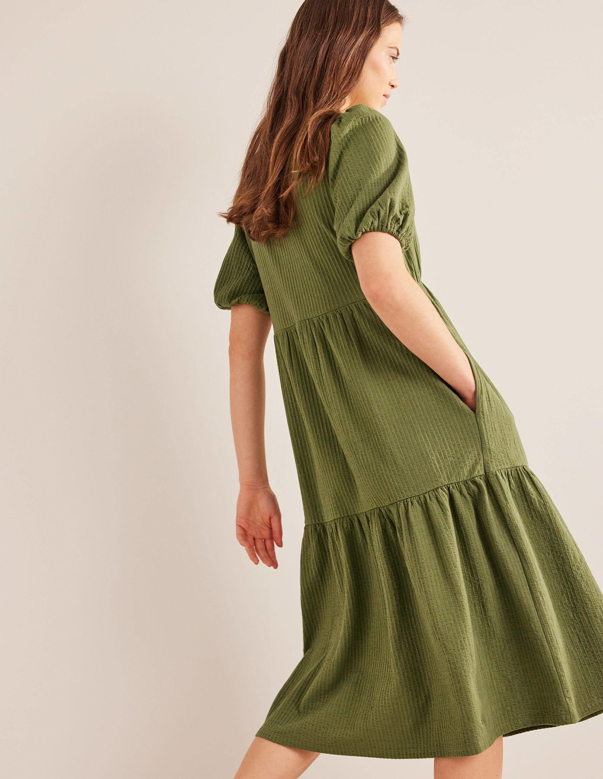 Midikleid aus Jersey-Seersucker-Dezentes Khaki - Image 4