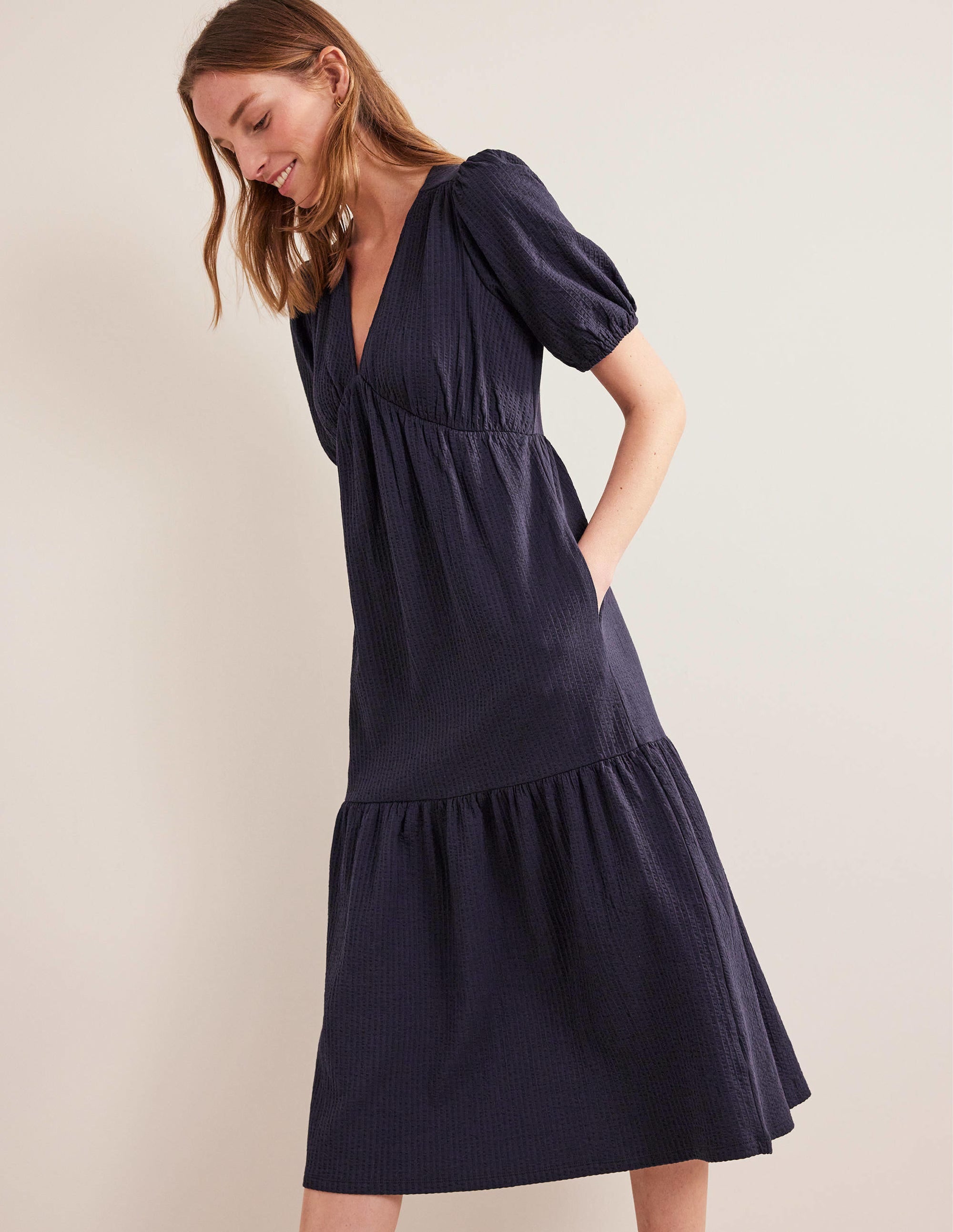 Midikleid aus Jersey-Seersucker-Marineblau - Image 1