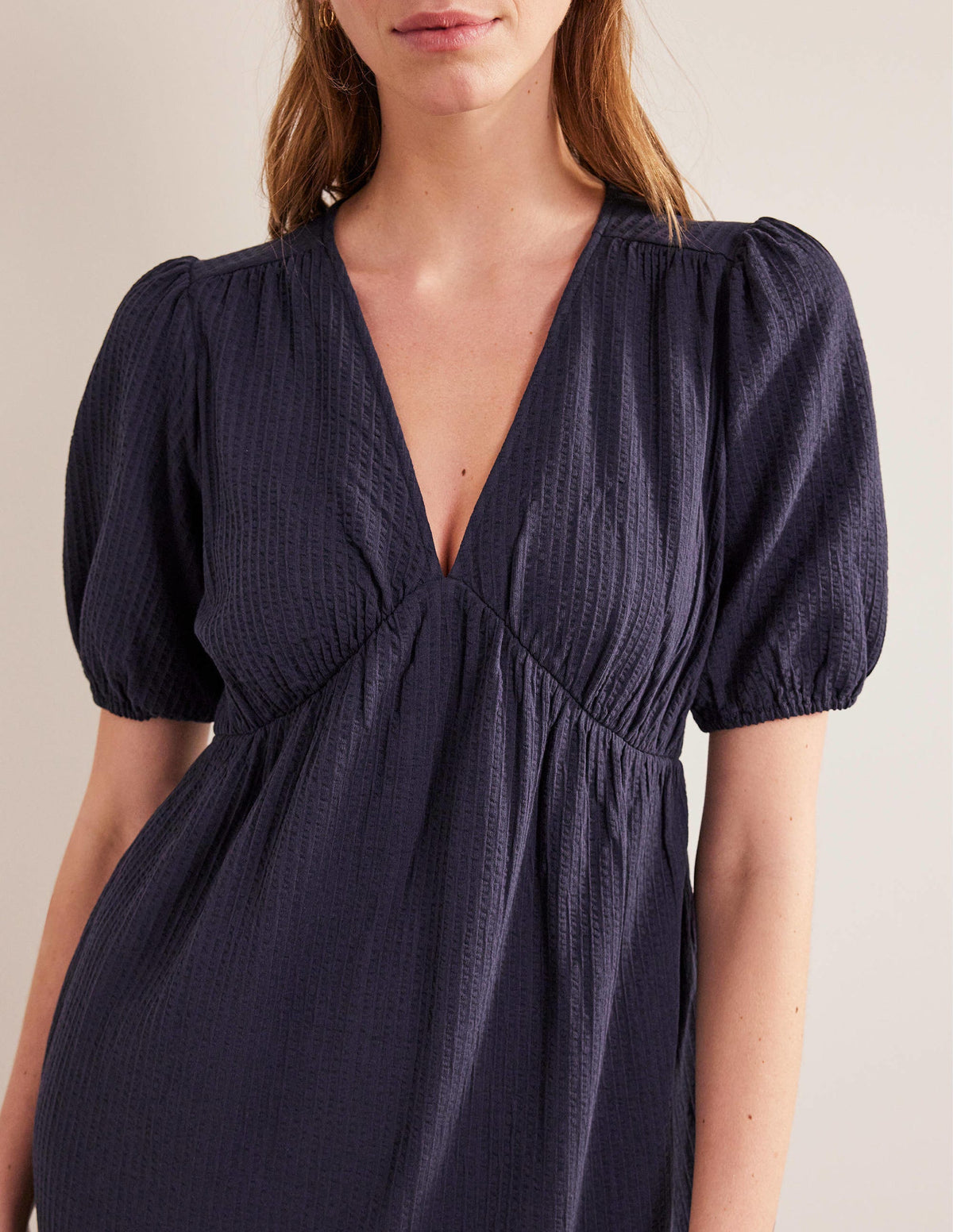 Midikleid aus Jersey-Seersucker-Marineblau - Image 2