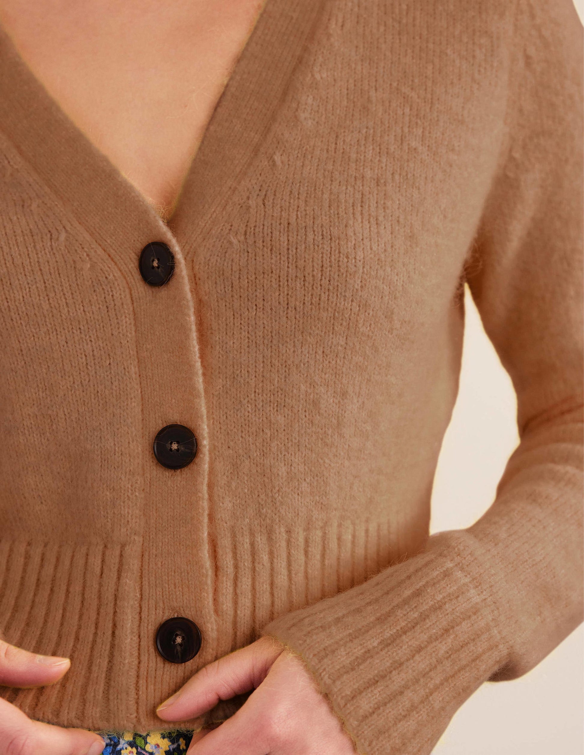 Kurz geschnittener Cardigan mit V-Ausschnitt-Kamelbraun Melange-2