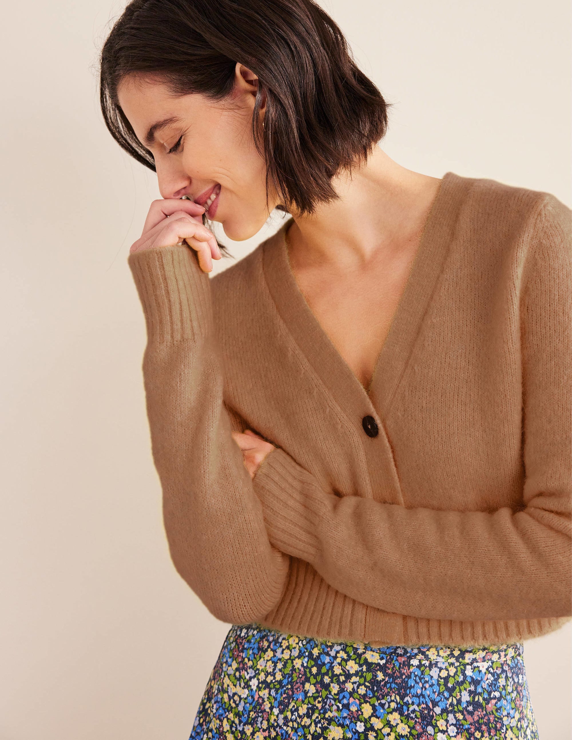 Kurz geschnittener Cardigan mit V-Ausschnitt-Kamelbraun Melange - Image 4