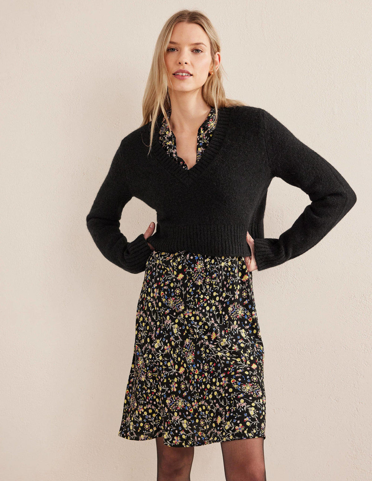 Fluffy Cropped V-Neck Jumper-Black-1
