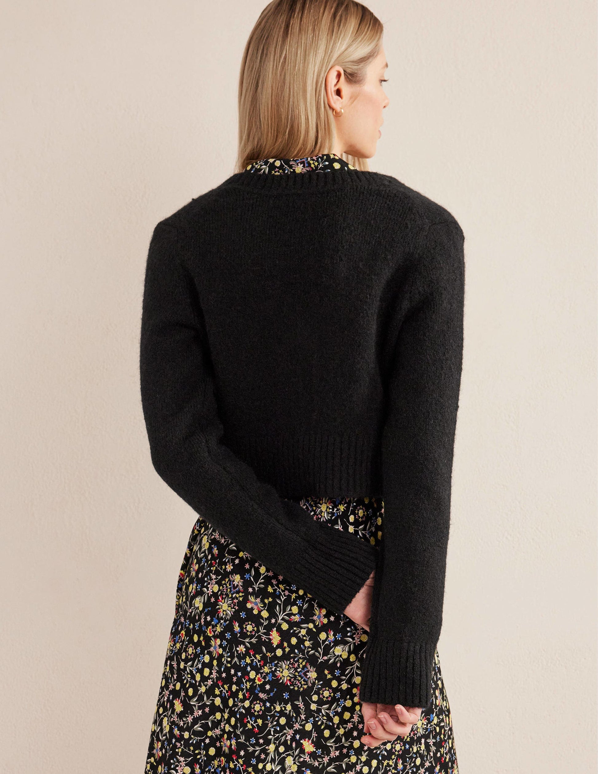 Fluffy Cropped V-Neck Jumper-Black-3