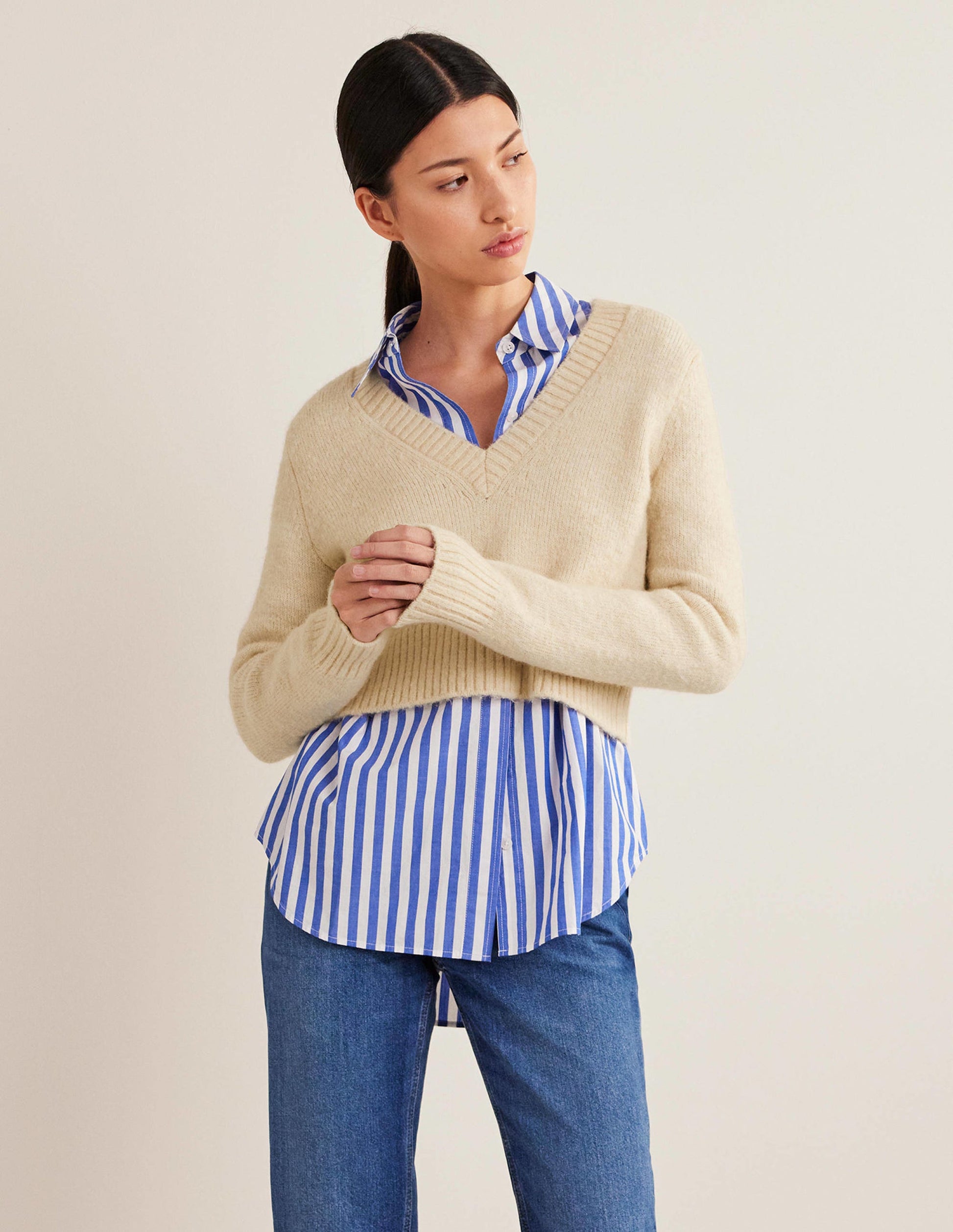 Kurz geschnittener Pullover mit V-Ausschnitt-Seilbraun-1