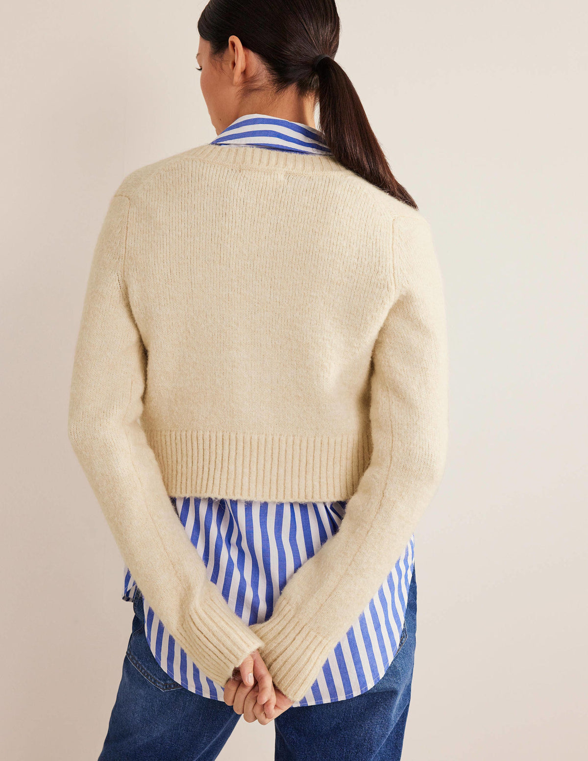 Kurz geschnittener Pullover mit V-Ausschnitt-Seilbraun - Image 3