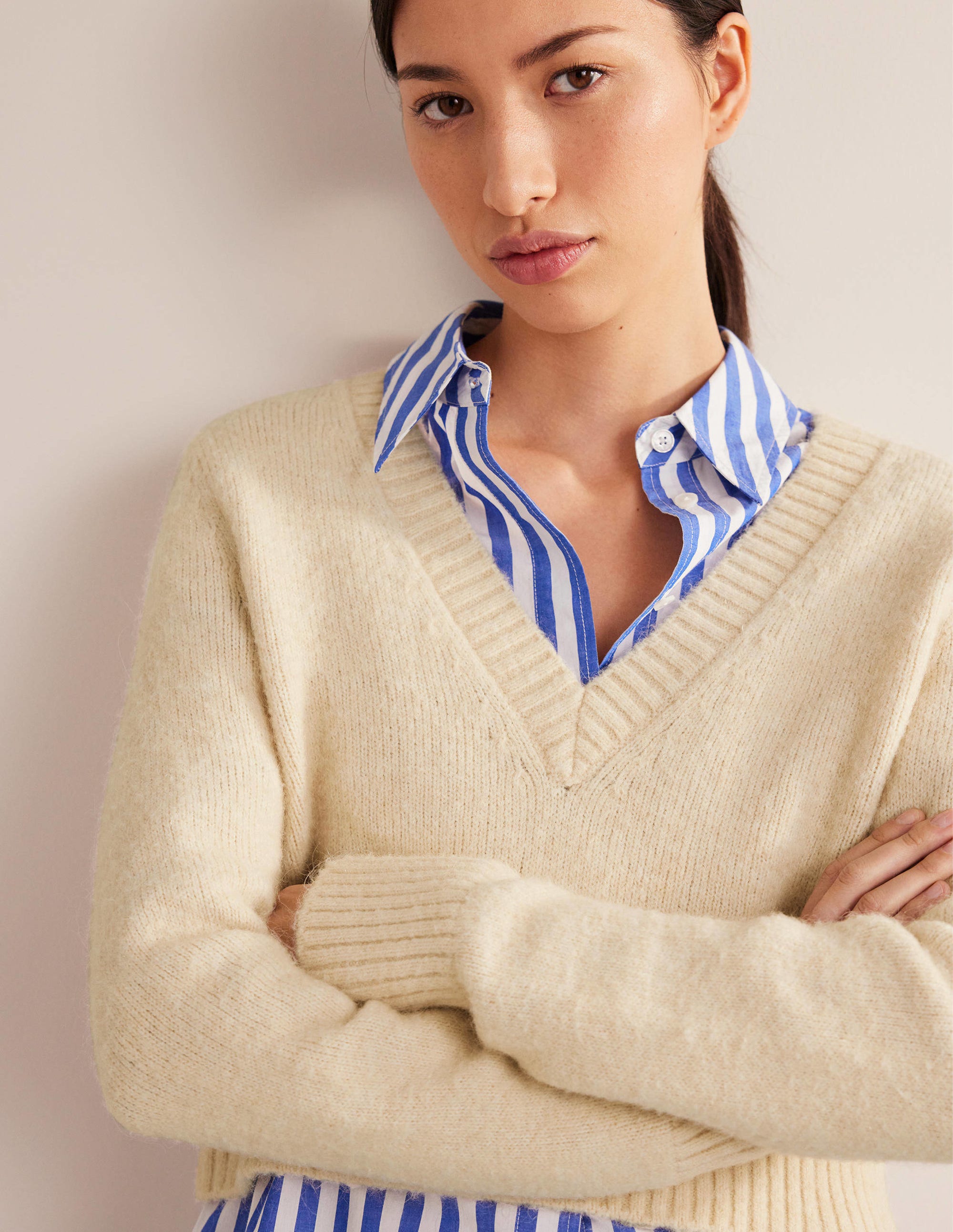 Kurz geschnittener Pullover mit V-Ausschnitt-Seilbraun - Image 4