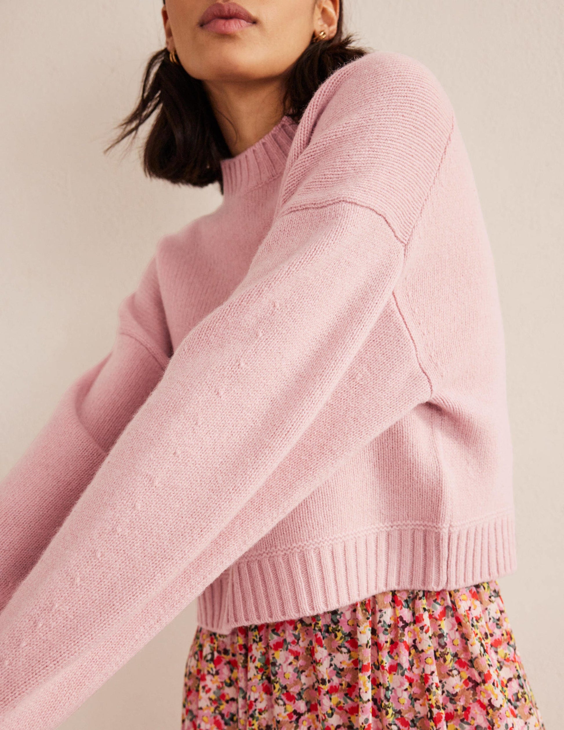 Kurz geschnittener Pullover aus gebürsteter Wolle-Kreiderosa-2