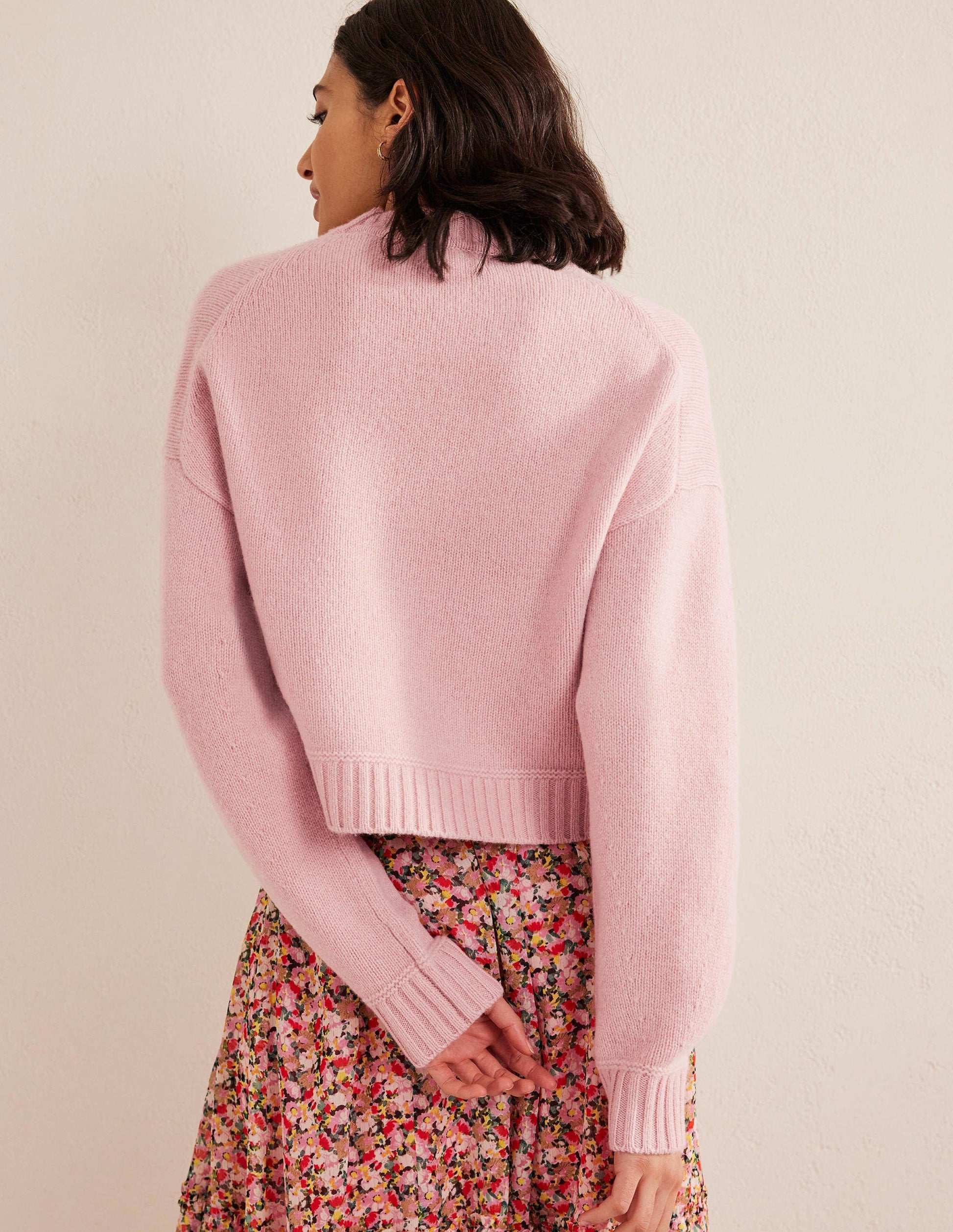 Kurz geschnittener Pullover aus gebürsteter Wolle-Kreiderosa-3