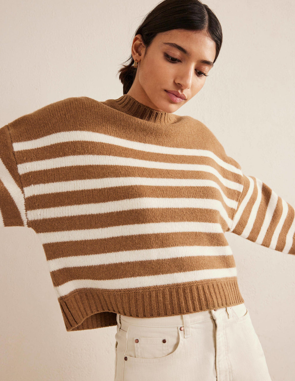 Kurz geschnittener Pullover aus gebürsteter Wolle-Teddybärbraun/Naturweiß, Gestreift-1