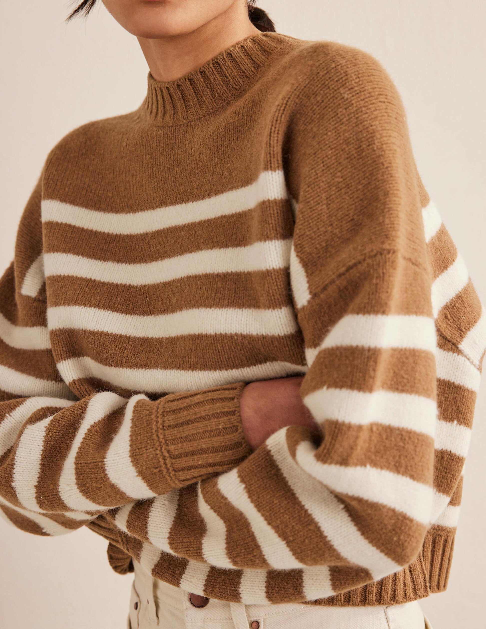 Kurz geschnittener Pullover aus gebürsteter Wolle-Teddybärbraun/Naturweiß, Gestreift-2