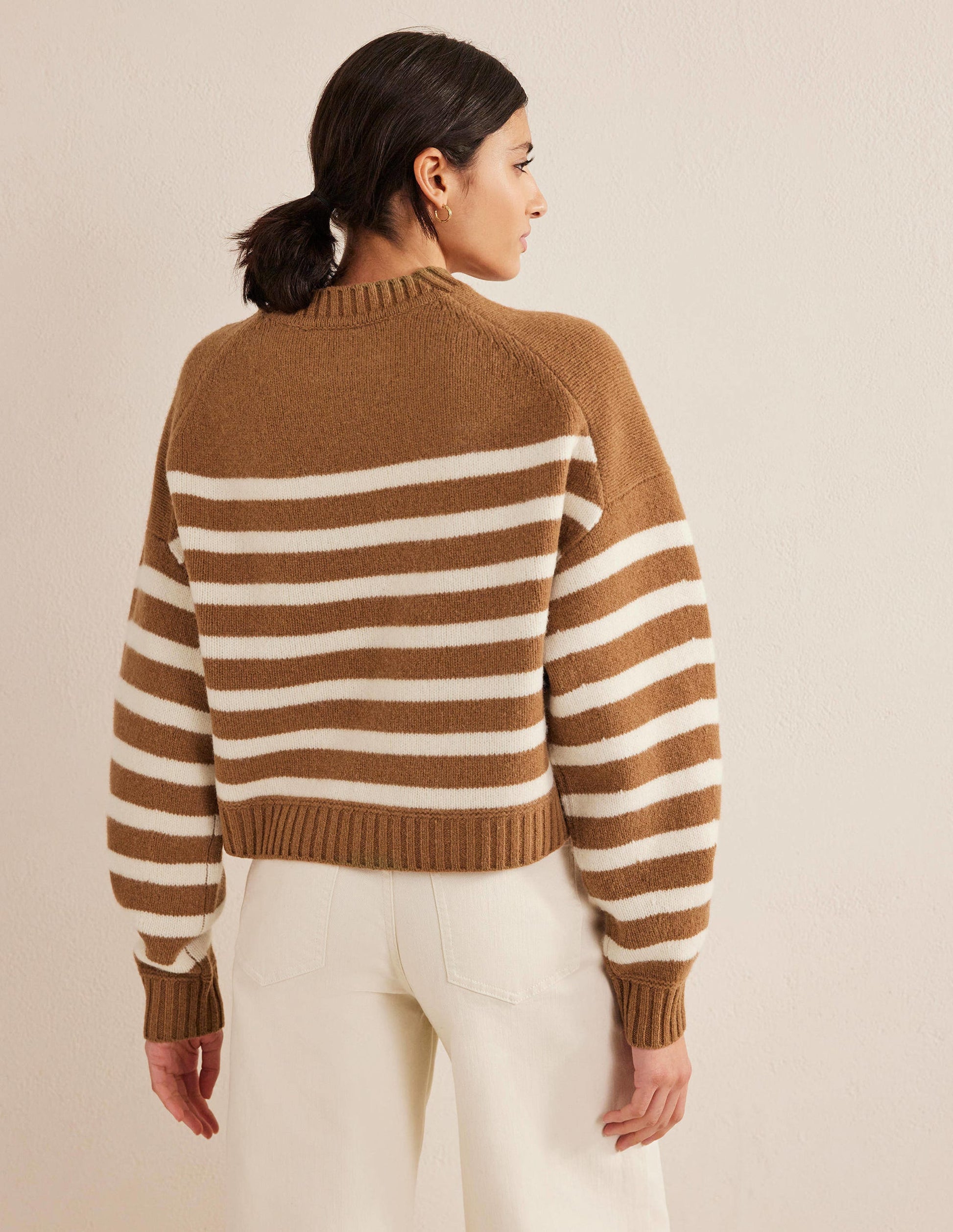 Kurz geschnittener Pullover aus gebürsteter Wolle-Teddybärbraun/Naturweiß, Gestreift-3