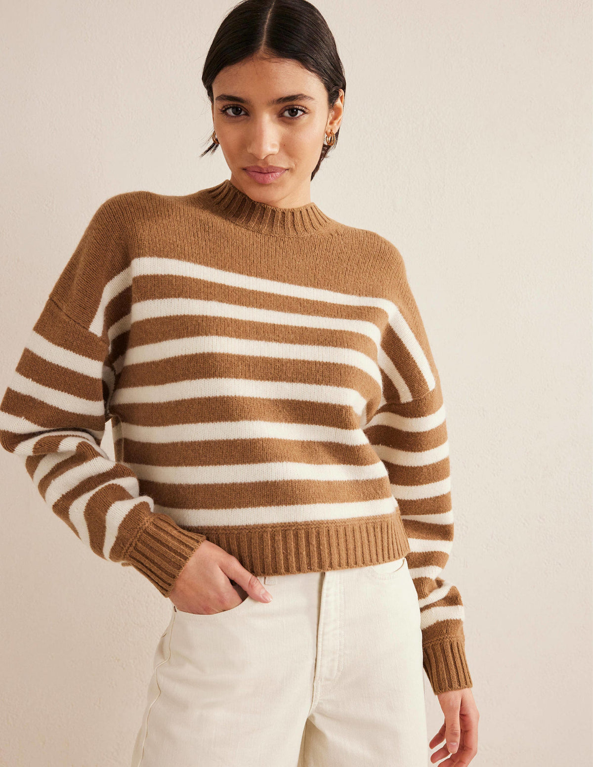 Kurz geschnittener Pullover aus gebürsteter Wolle-Teddybärbraun/Naturweiß, Gestreift - Image 4