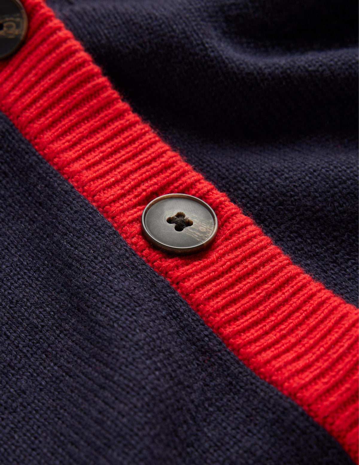 Alma Strickjacke mit Kontrastbesatz-Marineblau, Flame Scarlet-6