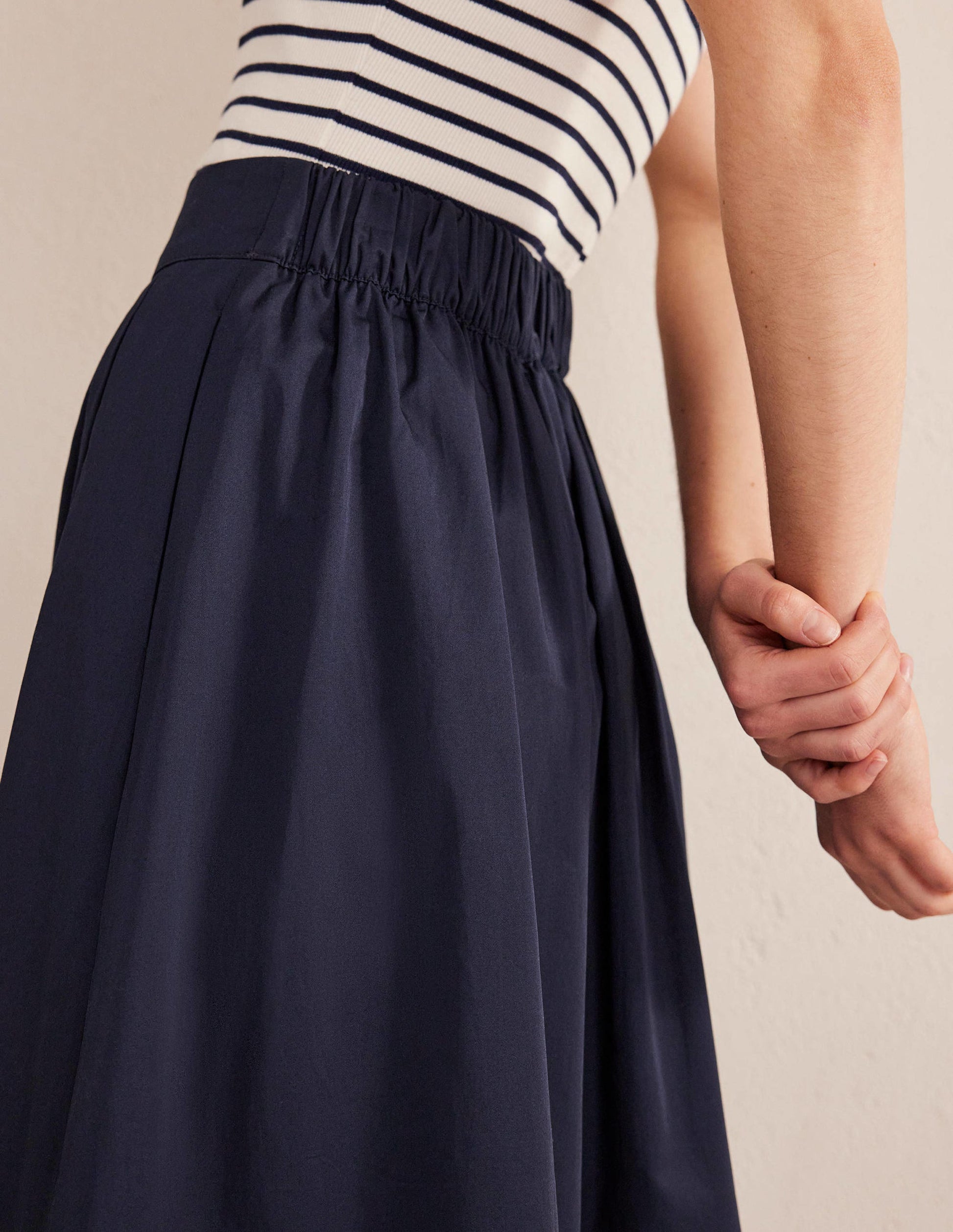 Satin-Midirock mit Plisseefalten-Marineblau-2