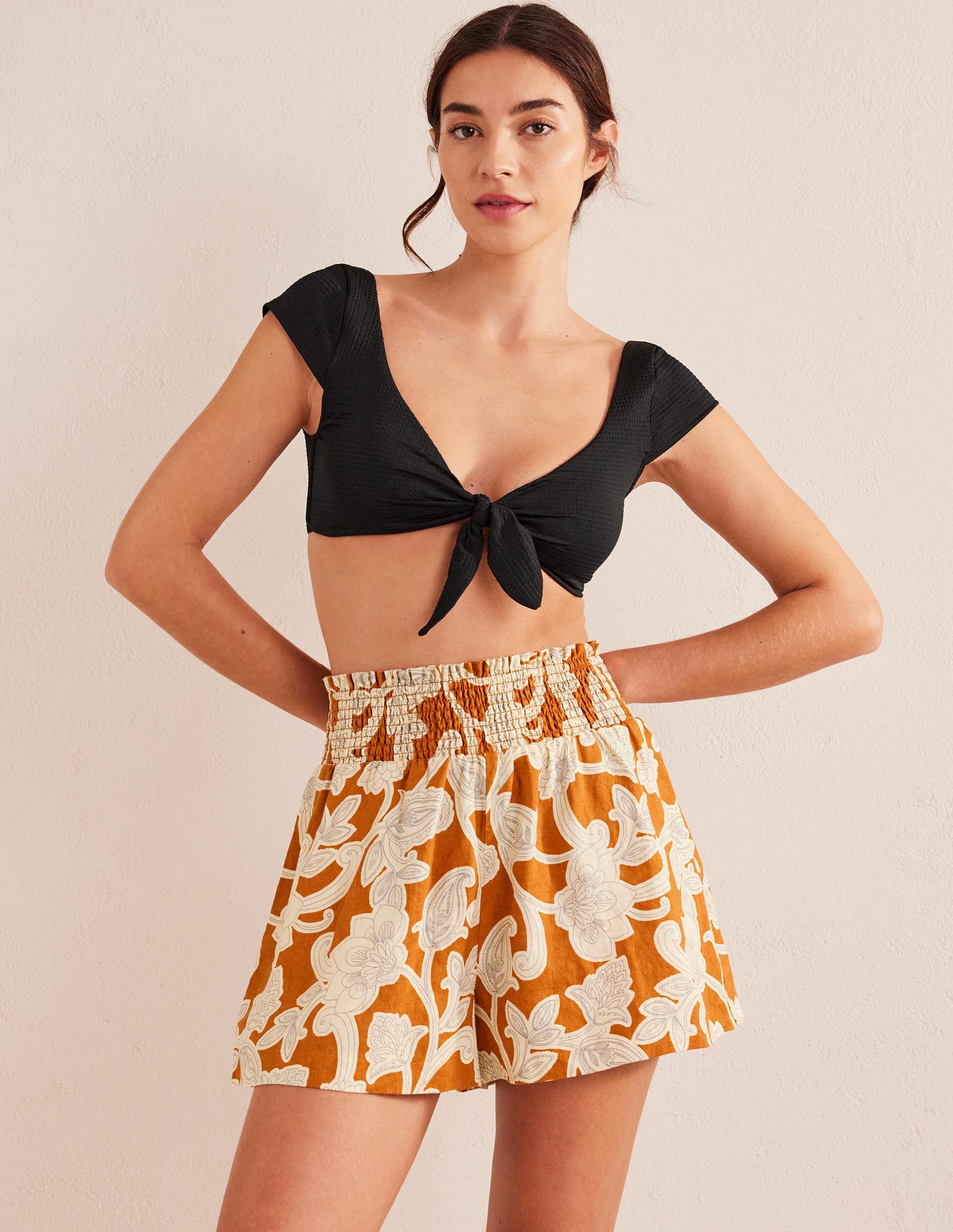 Leinenshorts mit geraffter Taille-Rostrot, Geschwungenes Paisleymuster - Image 1