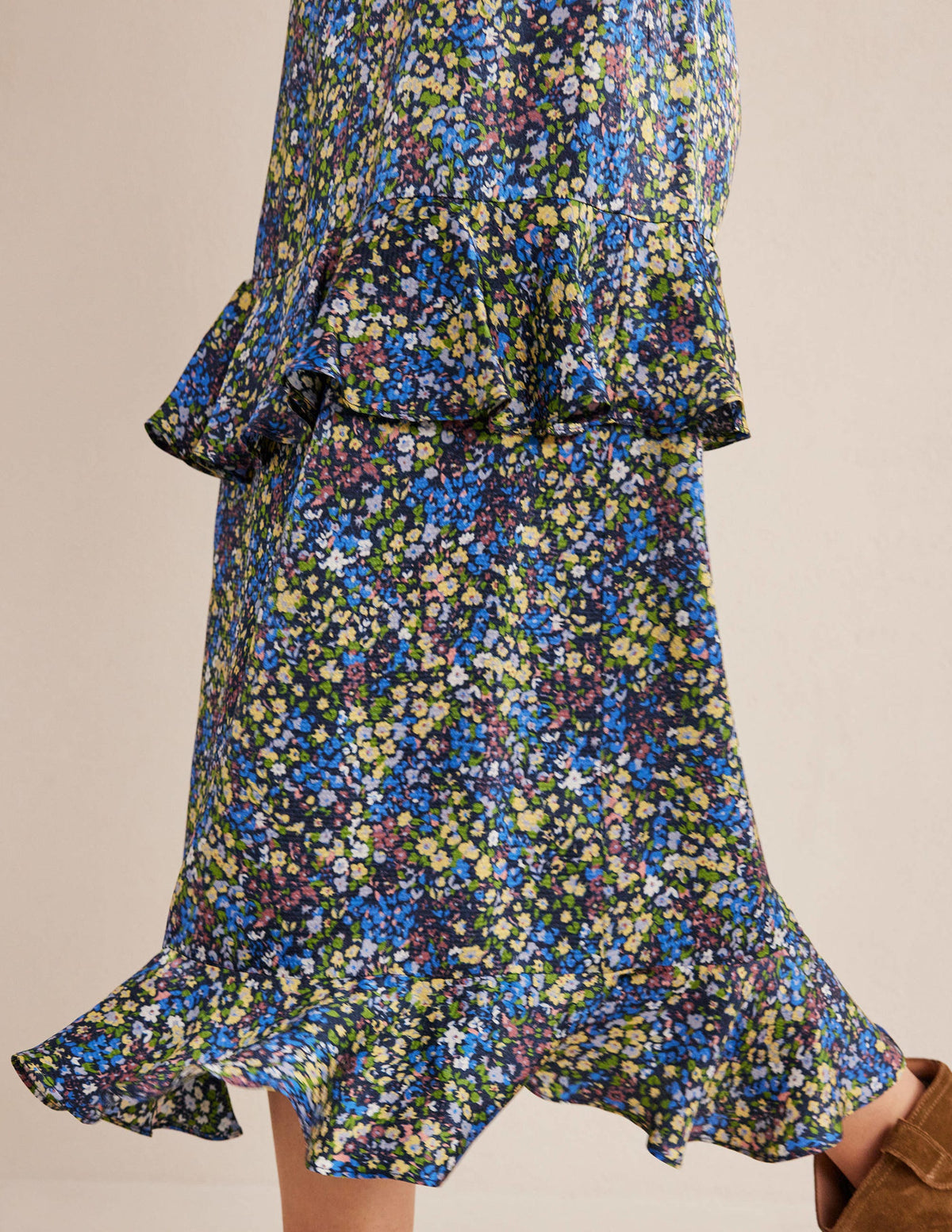 Gerüschter Blumen-Midirock aus Satin-Nebelblau, Gardenienblüten-2