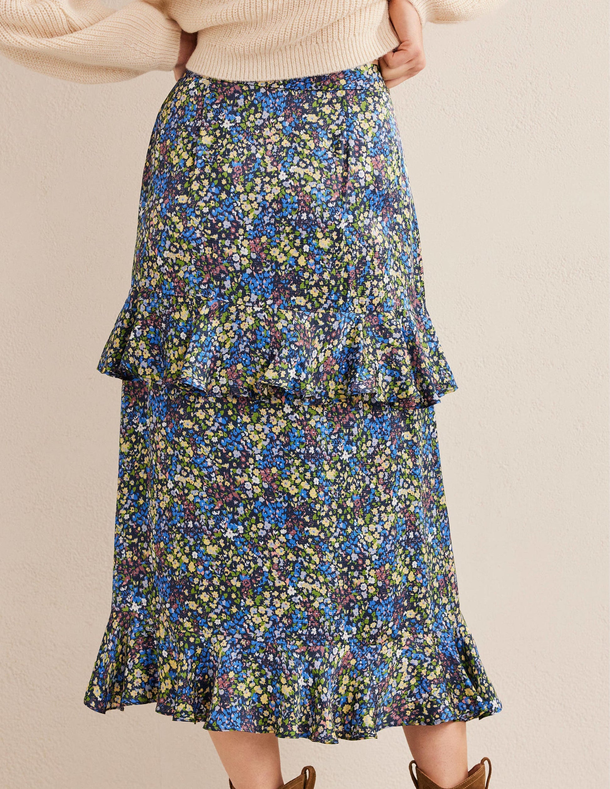 Gerüschter Blumen-Midirock aus Satin-Nebelblau, Gardenienblüten-3