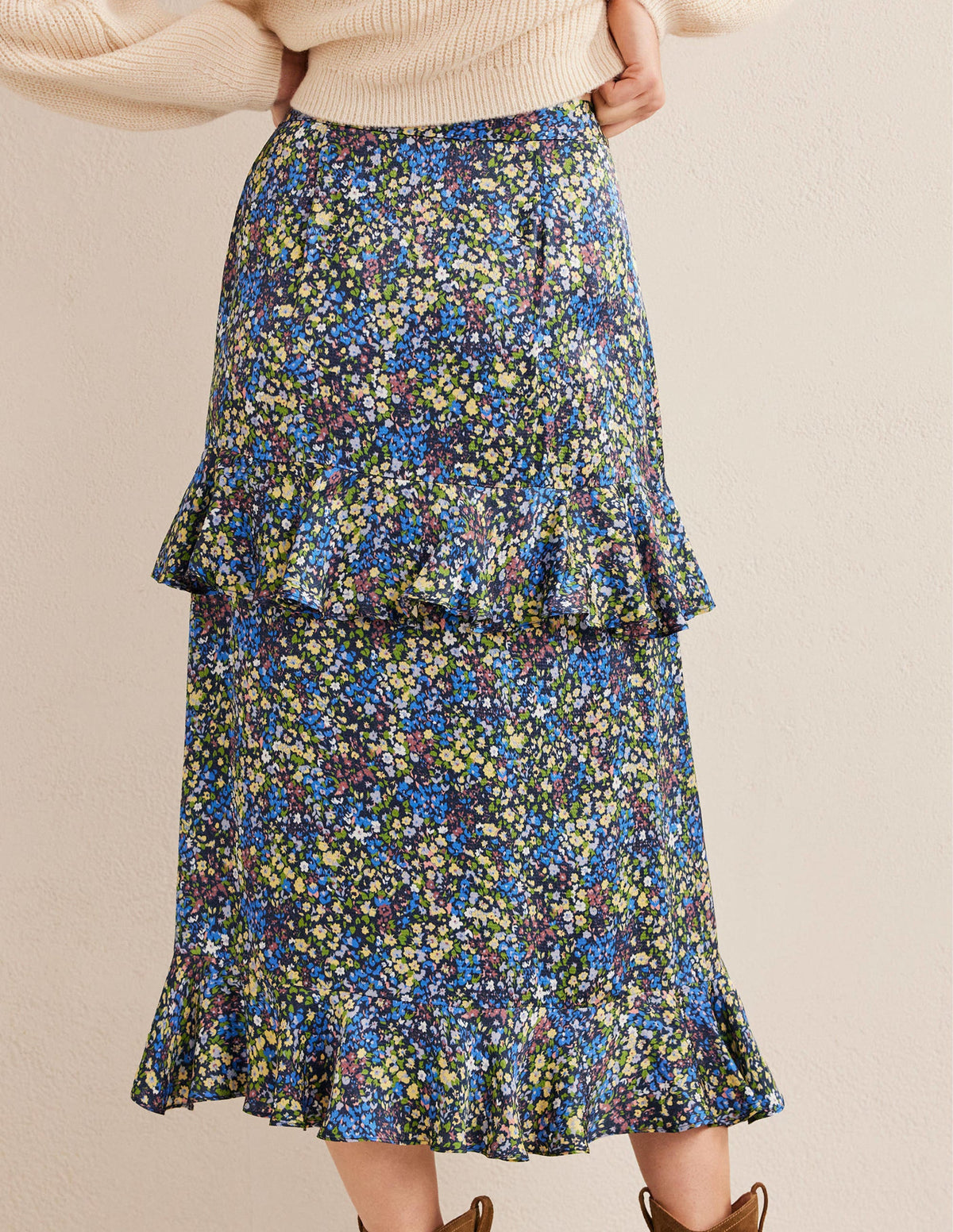 Gerüschter Blumen-Midirock aus Satin-Nebelblau, Gardenienblüten - Image 3