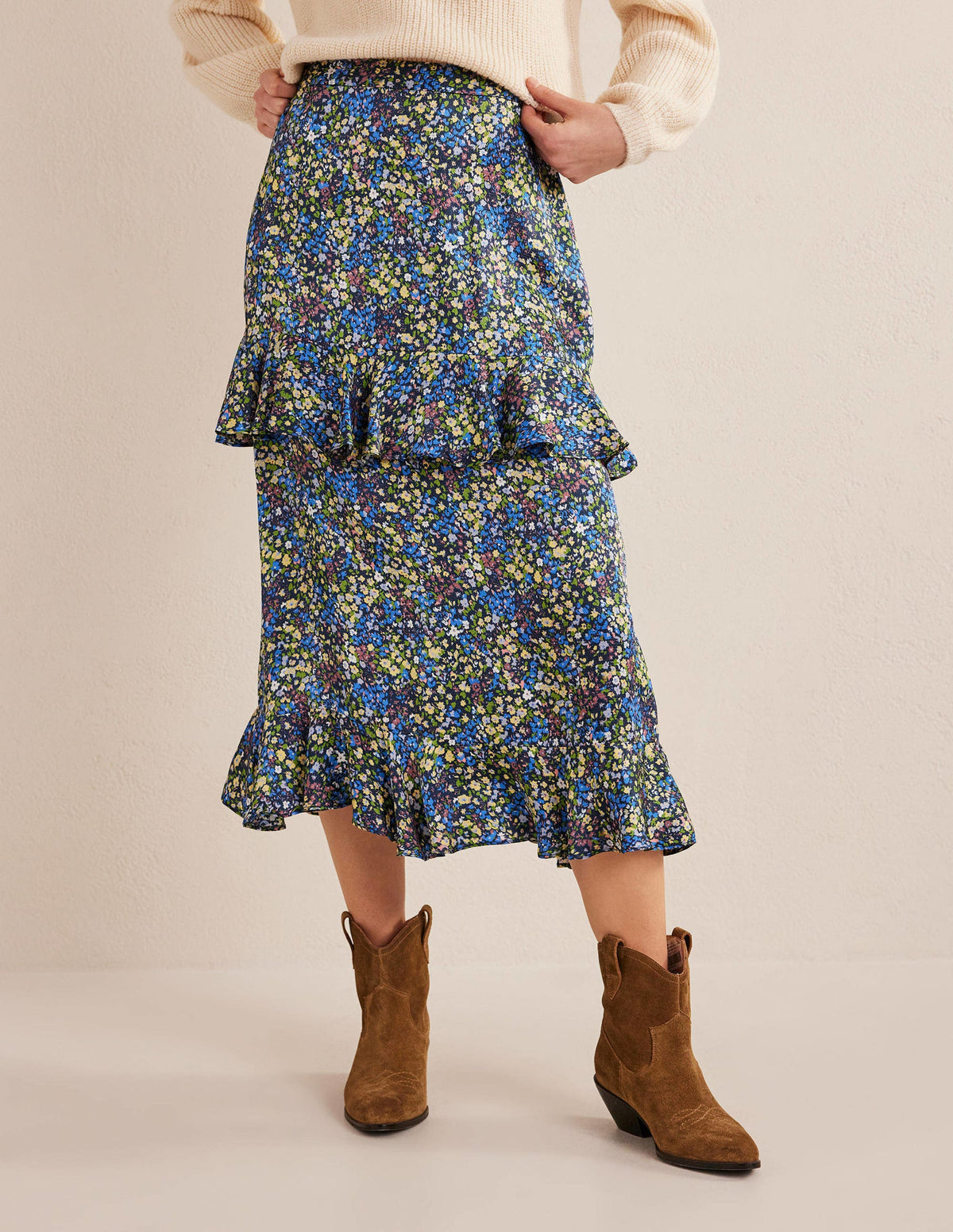 Gerüschter Blumen-Midirock aus Satin-Nebelblau, Gardenienblüten-4