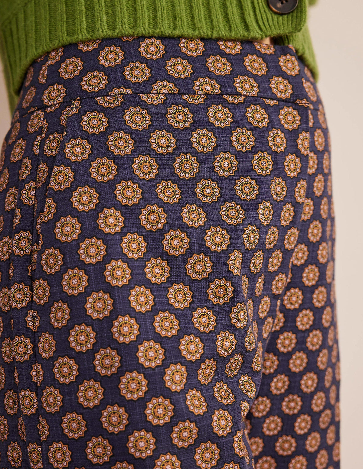 Gemusterte Hose mit geradem Bein-Navy, Sonnenblumen-Geomuster - Image 5