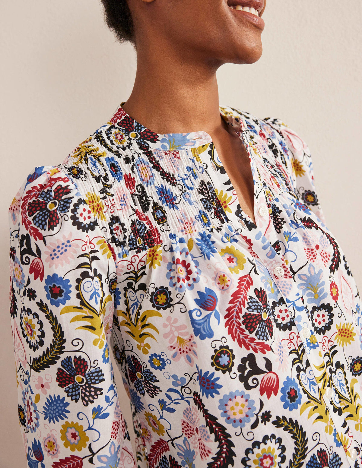 Blouse en coton avec empiècement à smocks-Ivoire, motif Tropic Charm-2