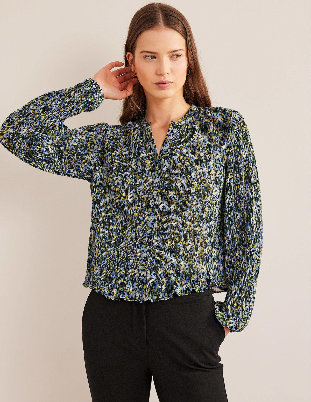 Bluse mit Plisseefalten-Flachsblau, Gemaltes Blumenmuster - Image 1