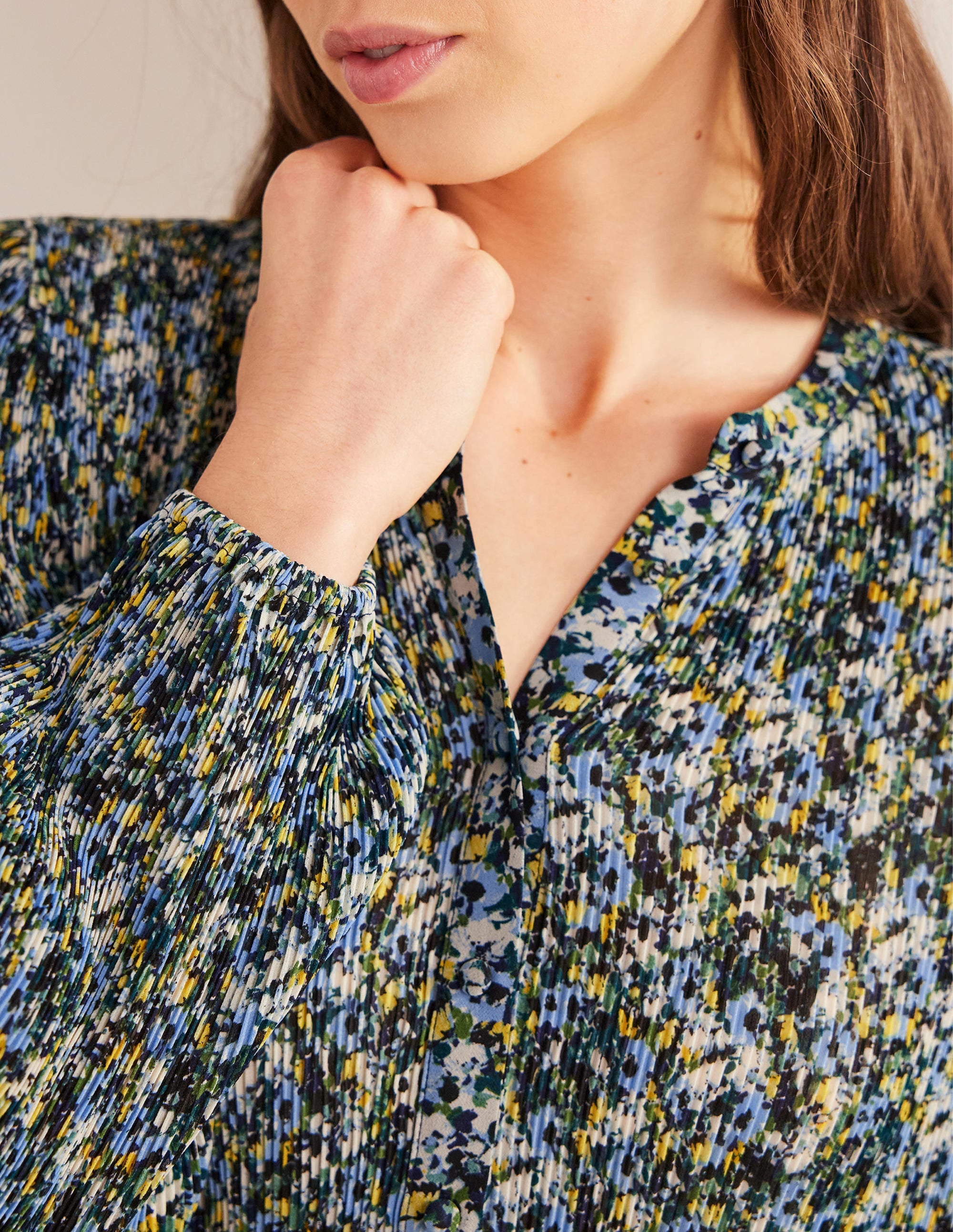 Bluse mit Plisseefalten-Flachsblau, Gemaltes Blumenmuster - Image 2