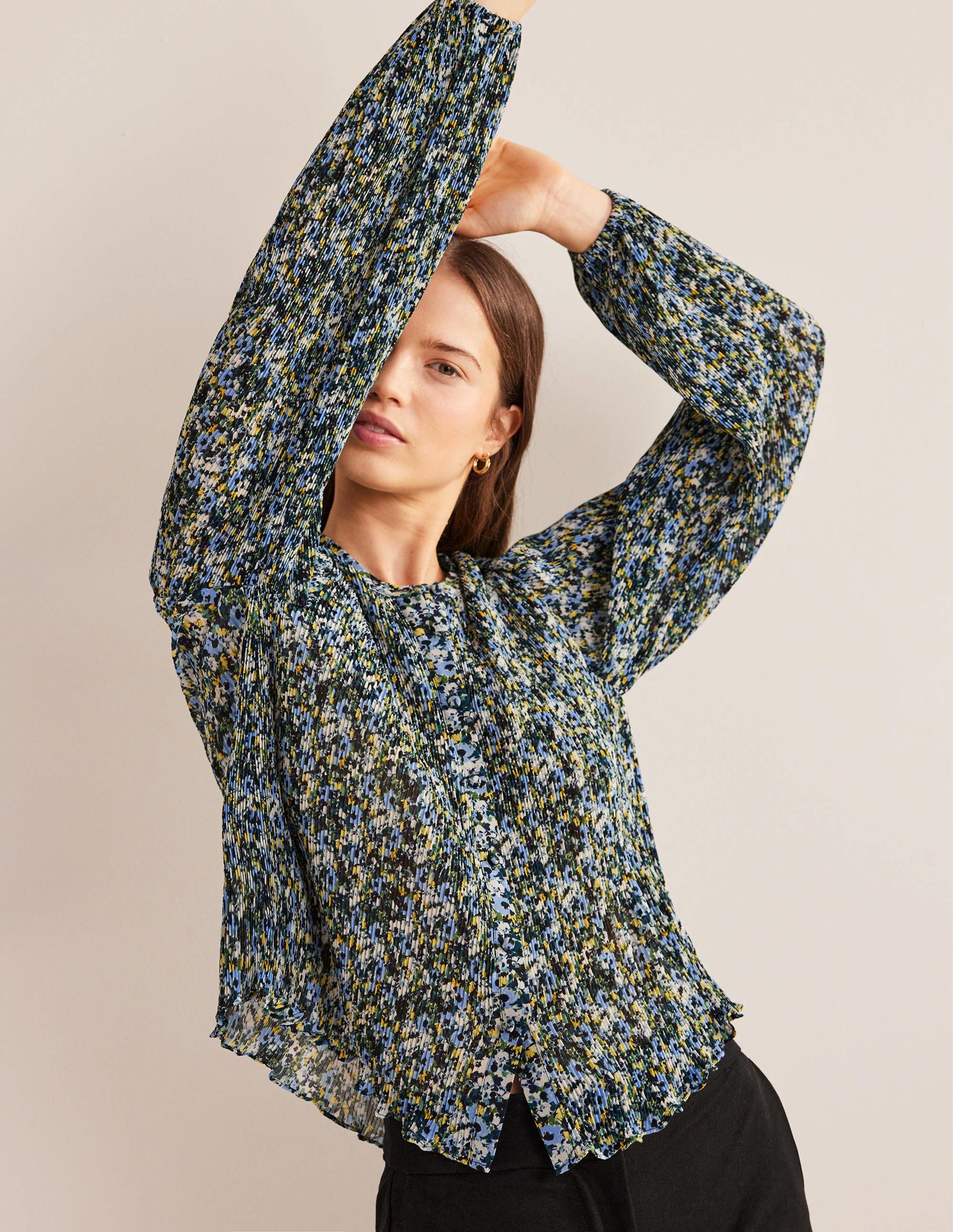 Bluse mit Plisseefalten-Flachsblau, Gemaltes Blumenmuster - Image 4