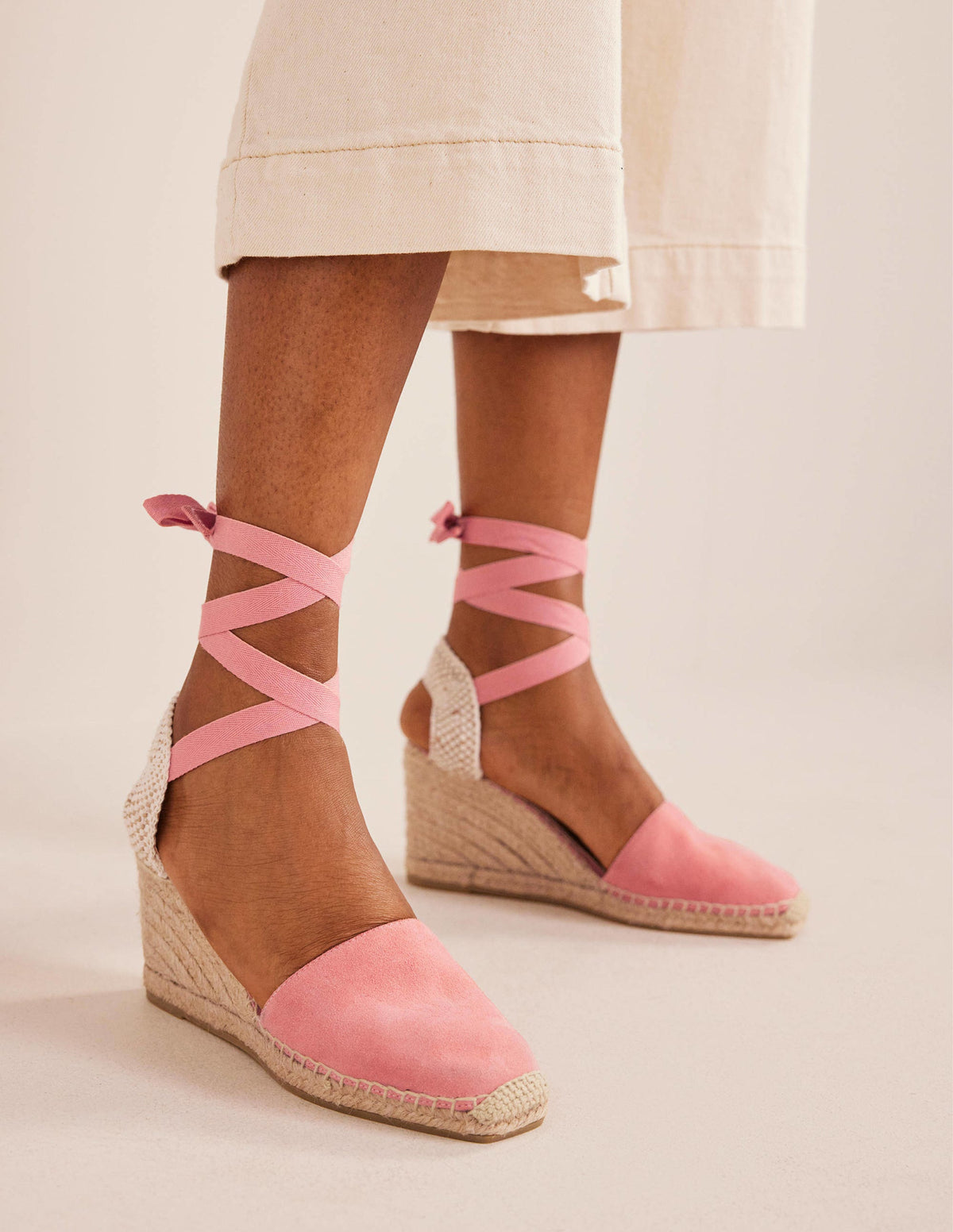 Espadrilles mit Keilabsatz und eckiger Zehenpartie-Pastellrosa, Veloursleder - Image 1