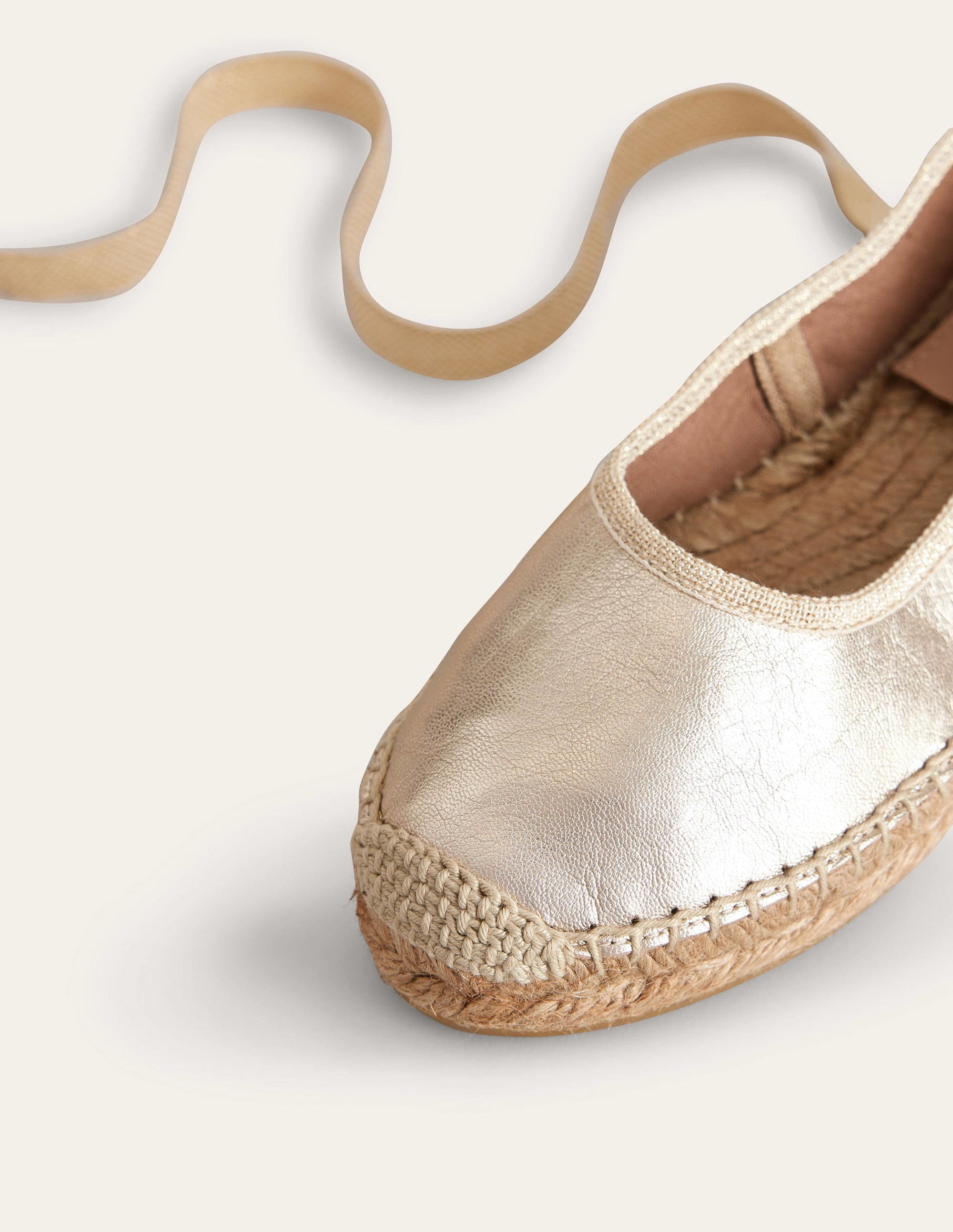 Espadrilles mit Knöchelriemchen-Goldfolie - Image 3