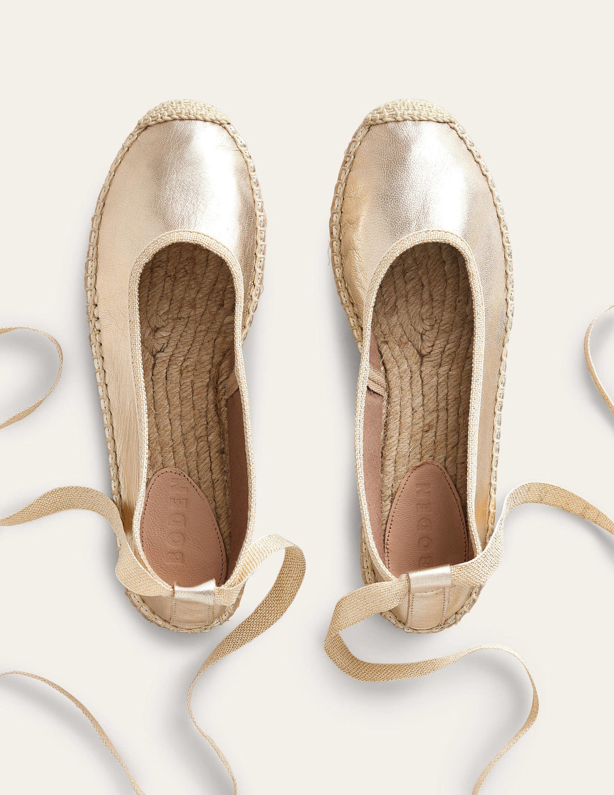 Espadrilles mit Knöchelriemchen-Goldfolie-4