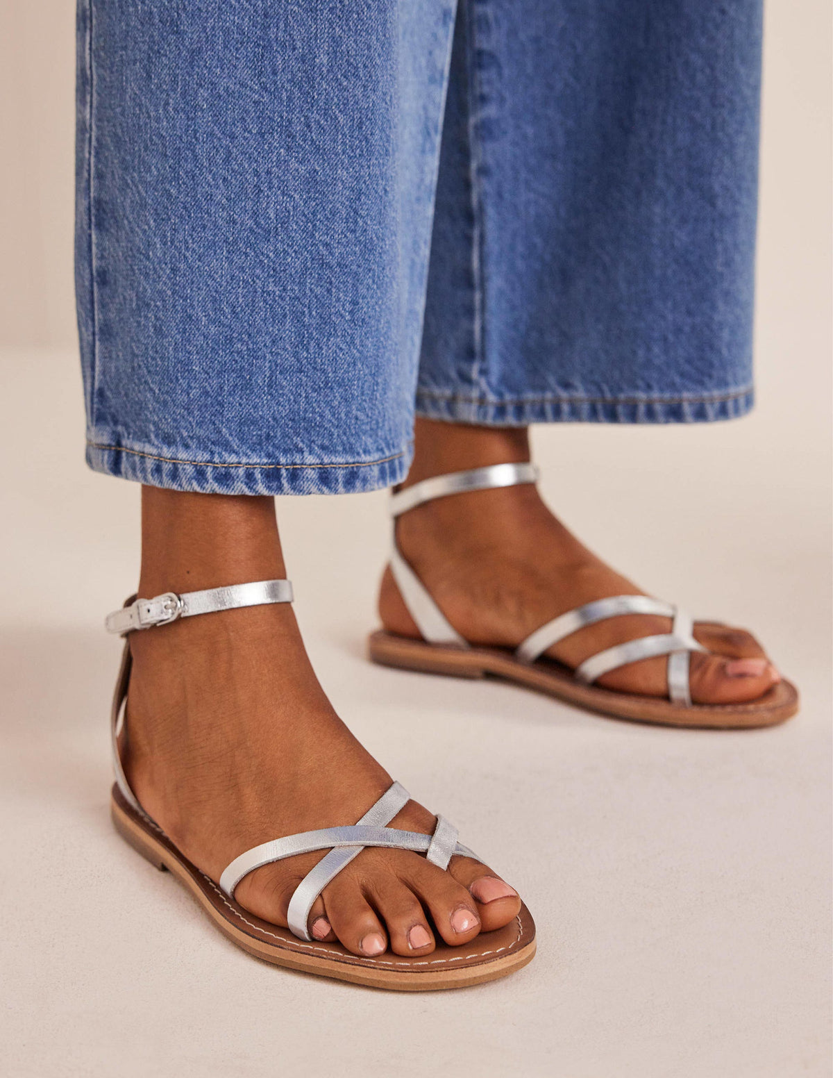 Einfache Sandalen mit flacher Sohle-Silber-Metallic, Leder - Image 1