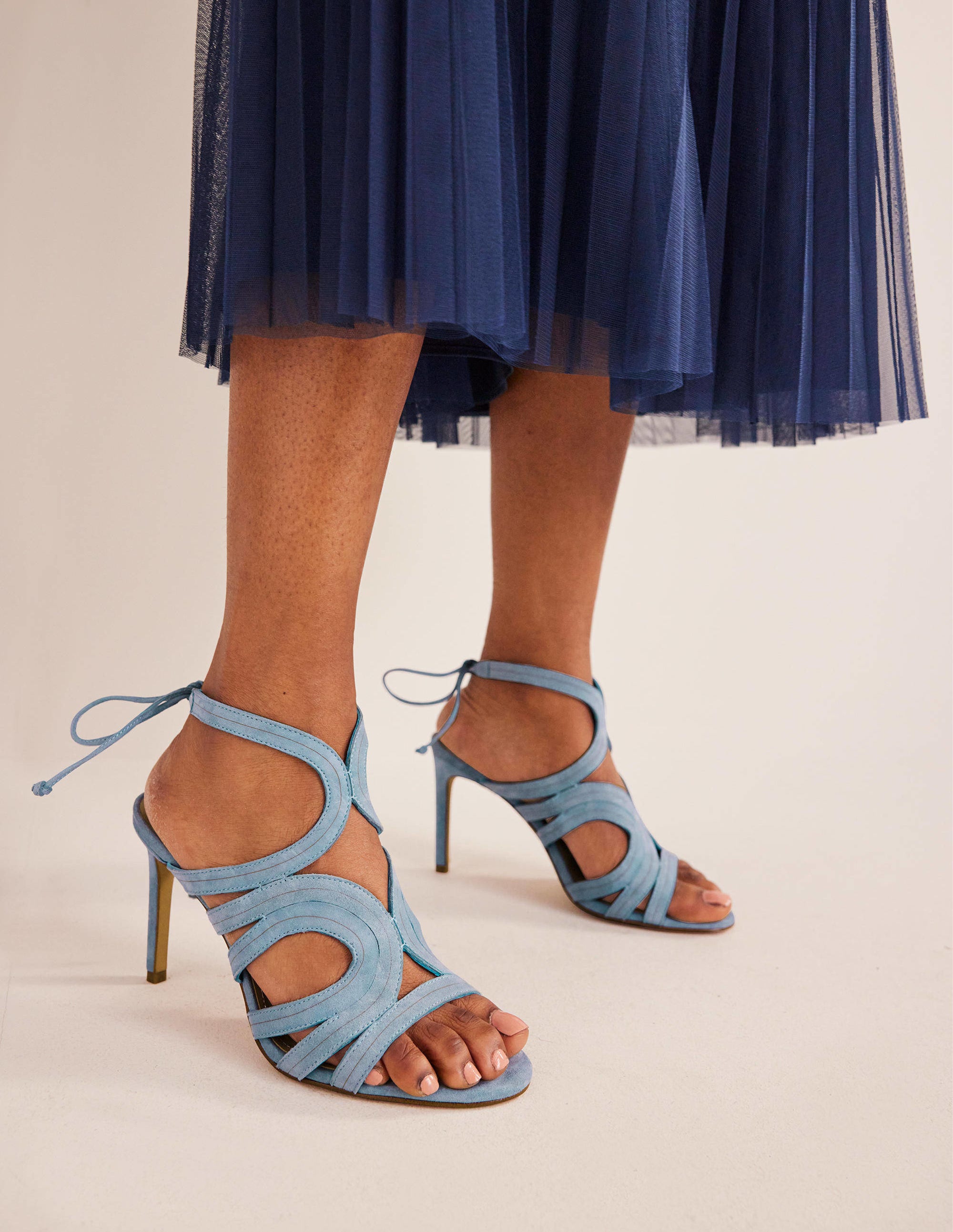 Absatzsandalen mit Cut-out-Delfinblau, Veloursleder - Image 1