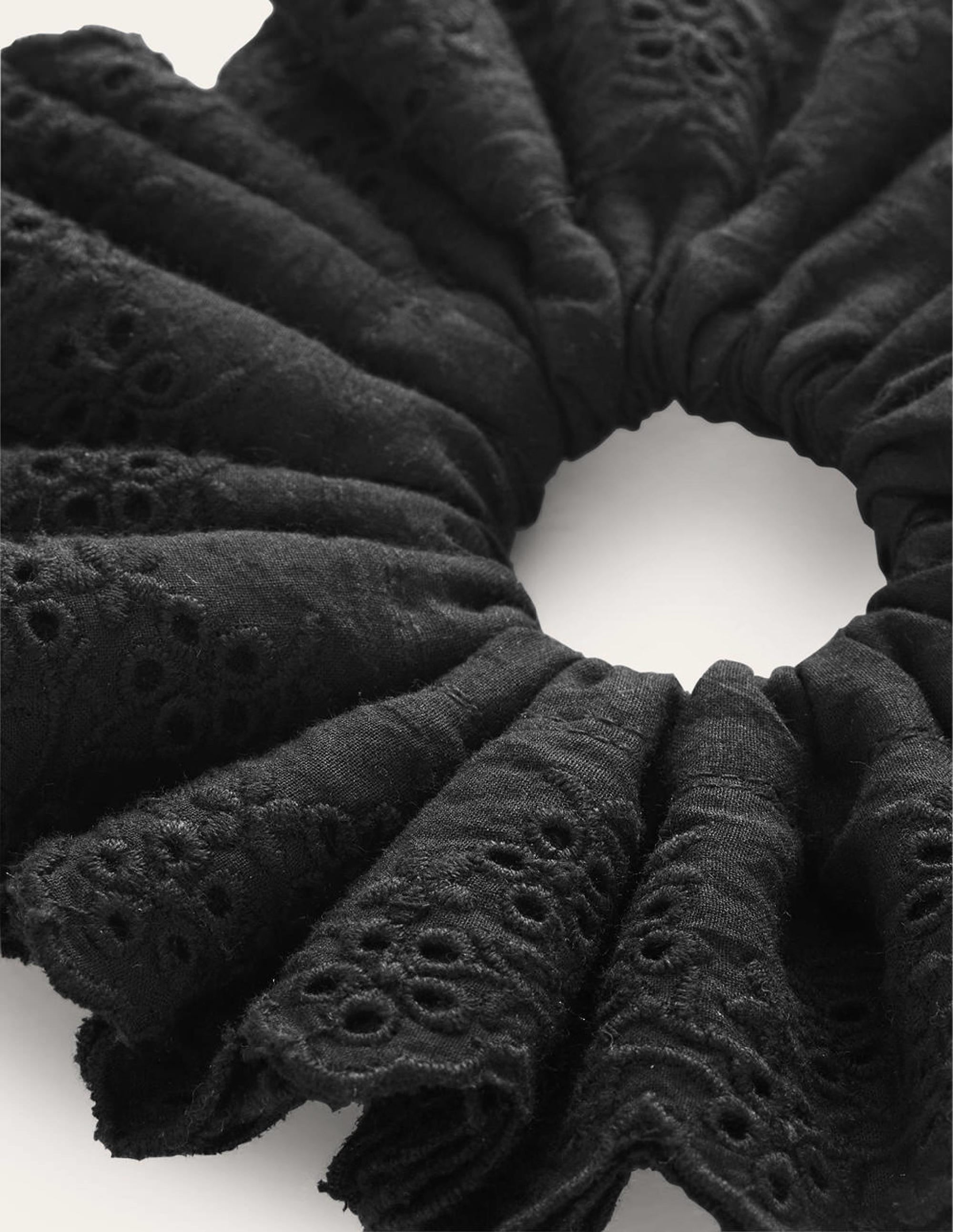 Scrunchie mit Lochstickerei-Schwarz - Image 3