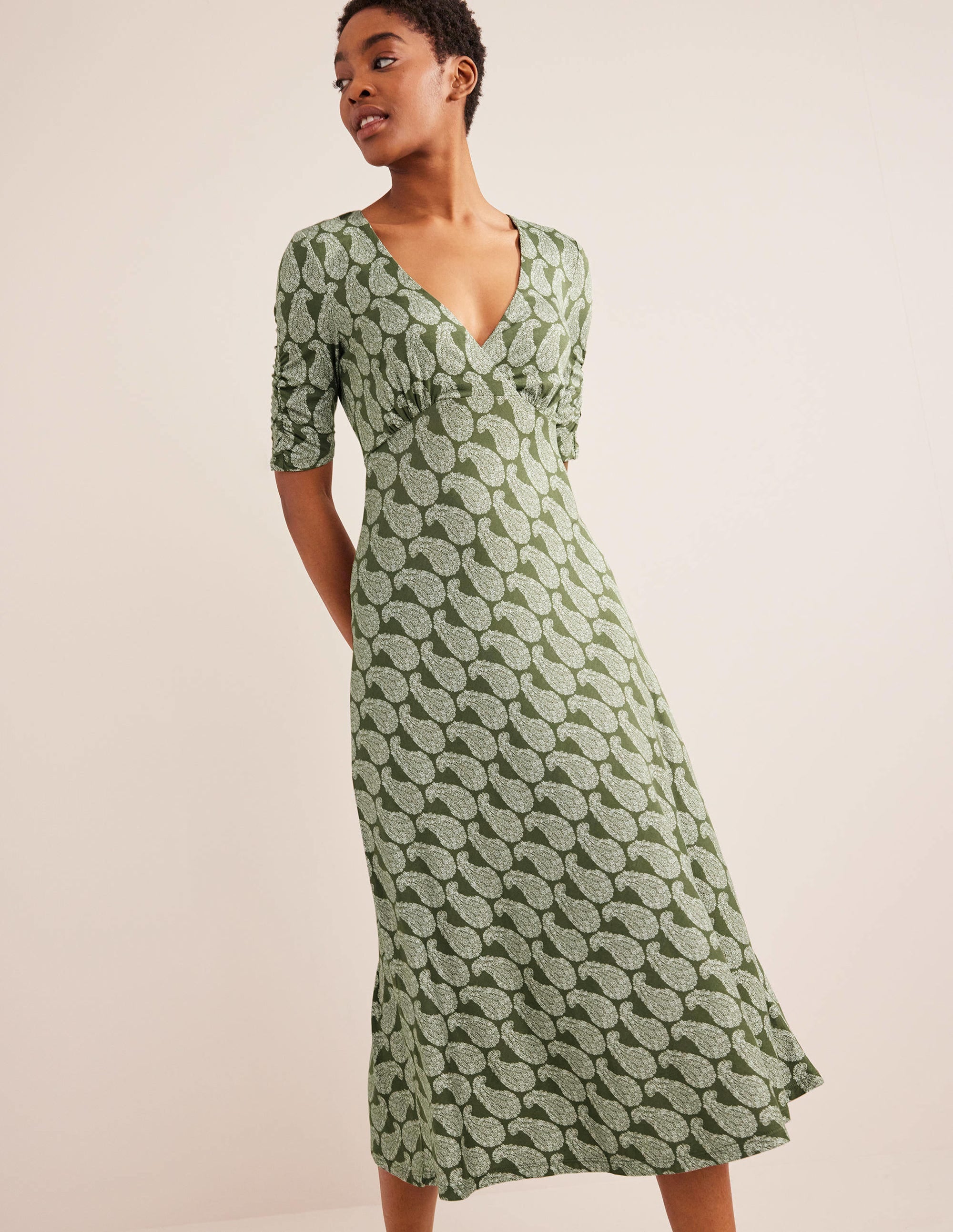 Rebecca Midi-Teekleid aus Jersey-Fichtengrün, Paisleymuster - Image 1
