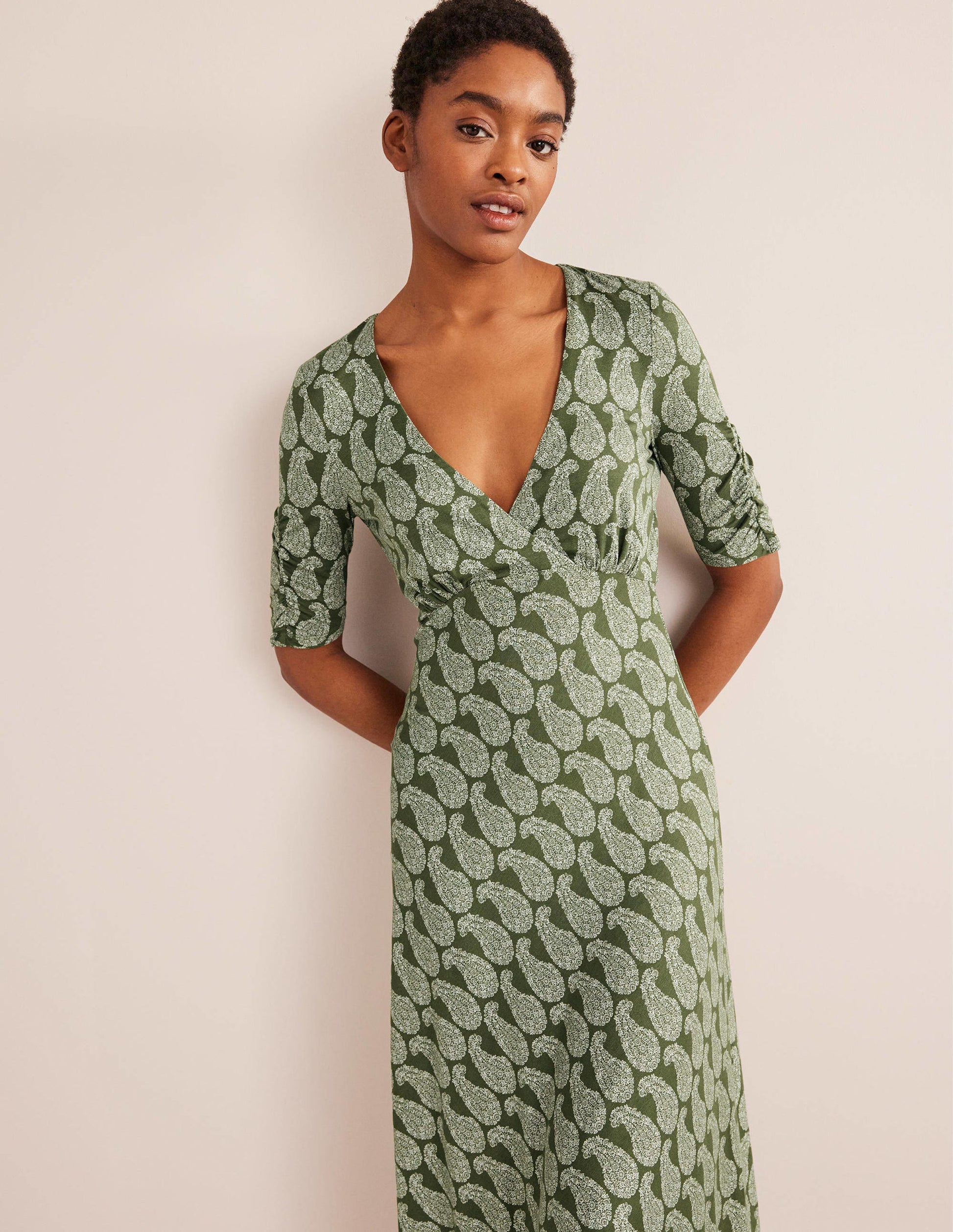 Rebecca Midi-Teekleid aus Jersey-Fichtengrün, Paisleymuster-4