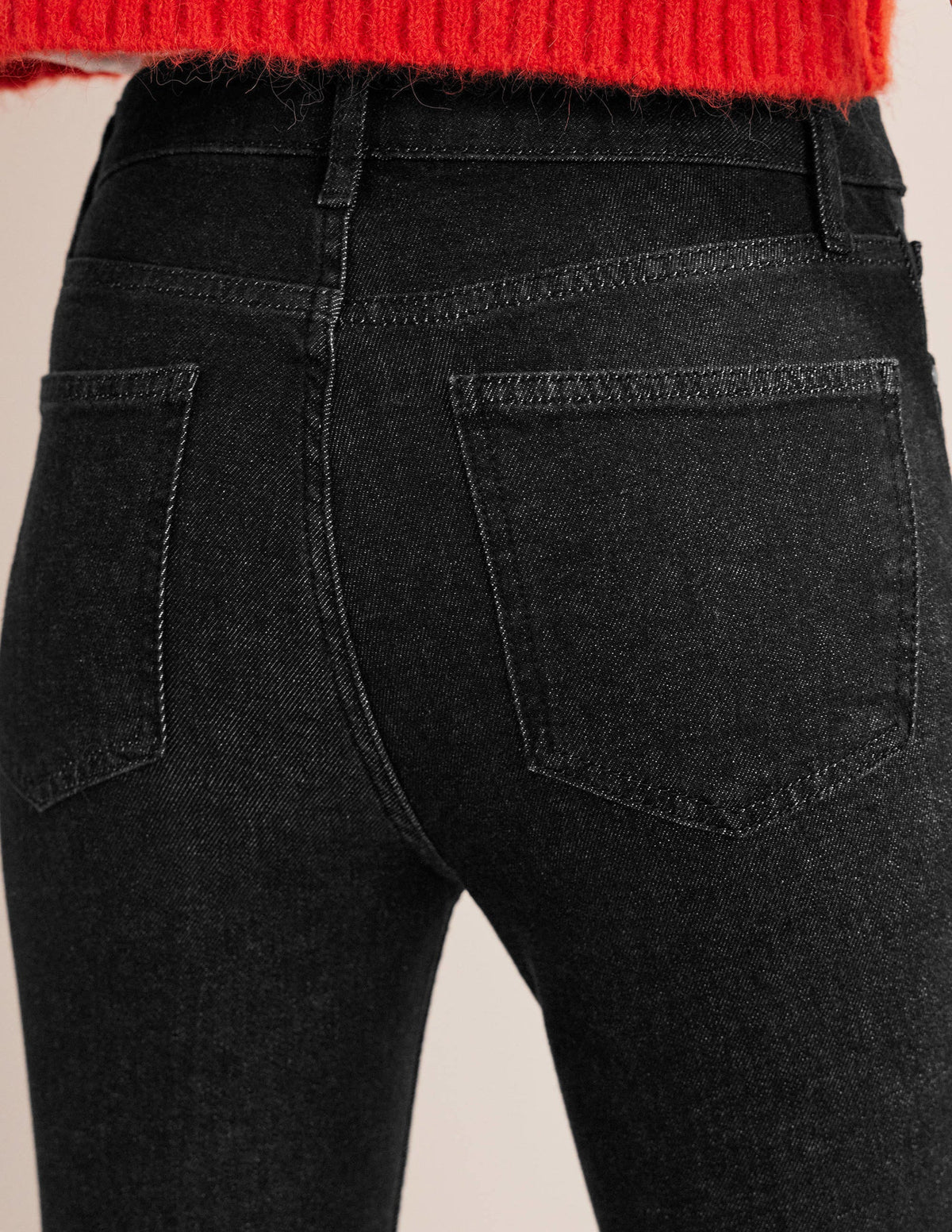 Anliegende 7/8-Jeans mit Schlag-Schwarz - Image 2