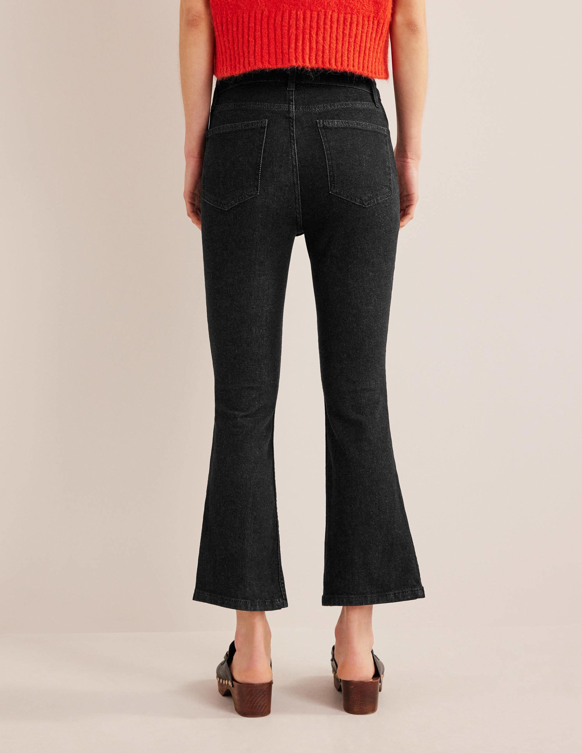 Anliegende 7/8-Jeans mit Schlag-Schwarz - Image 3