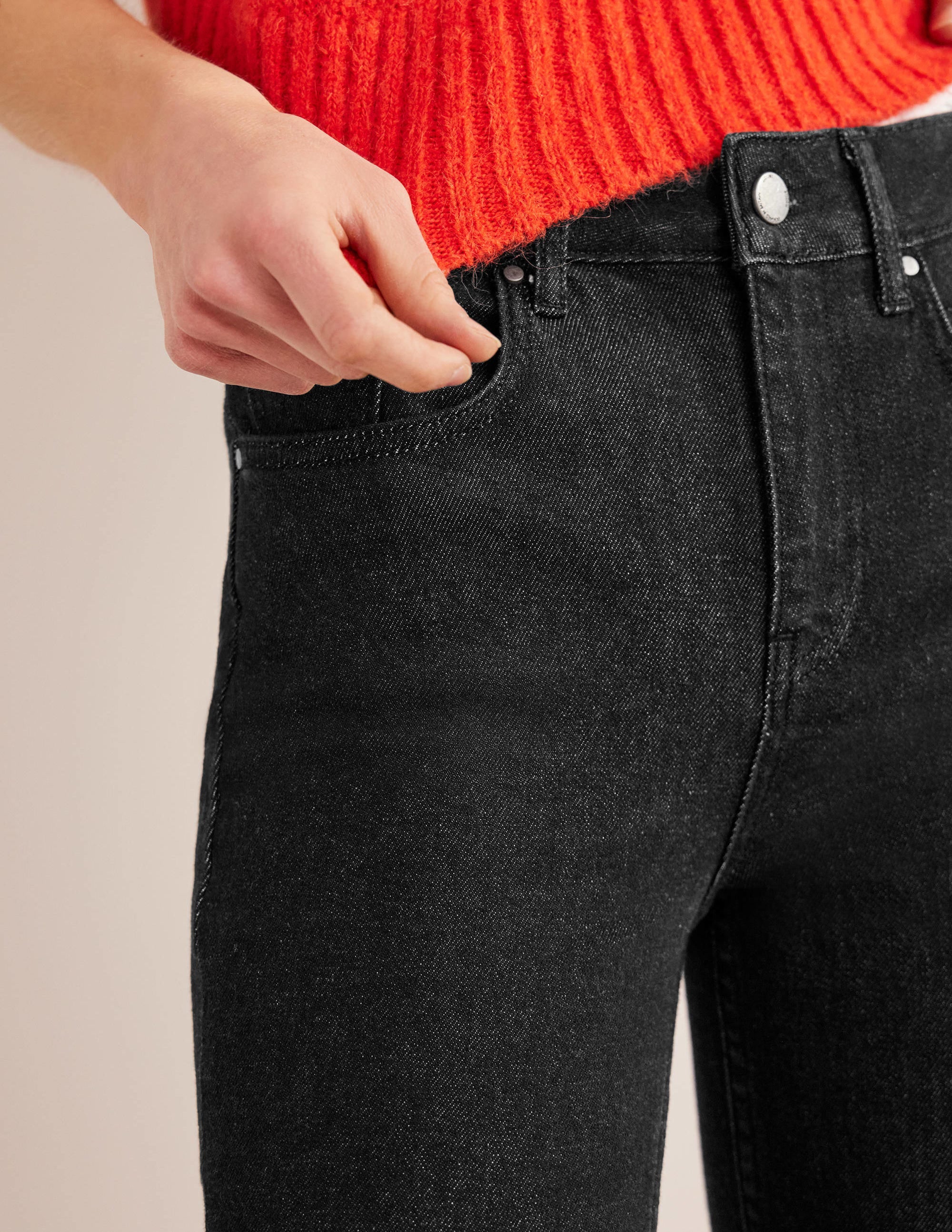 Anliegende 7/8-Jeans mit Schlag-Schwarz - Image 5
