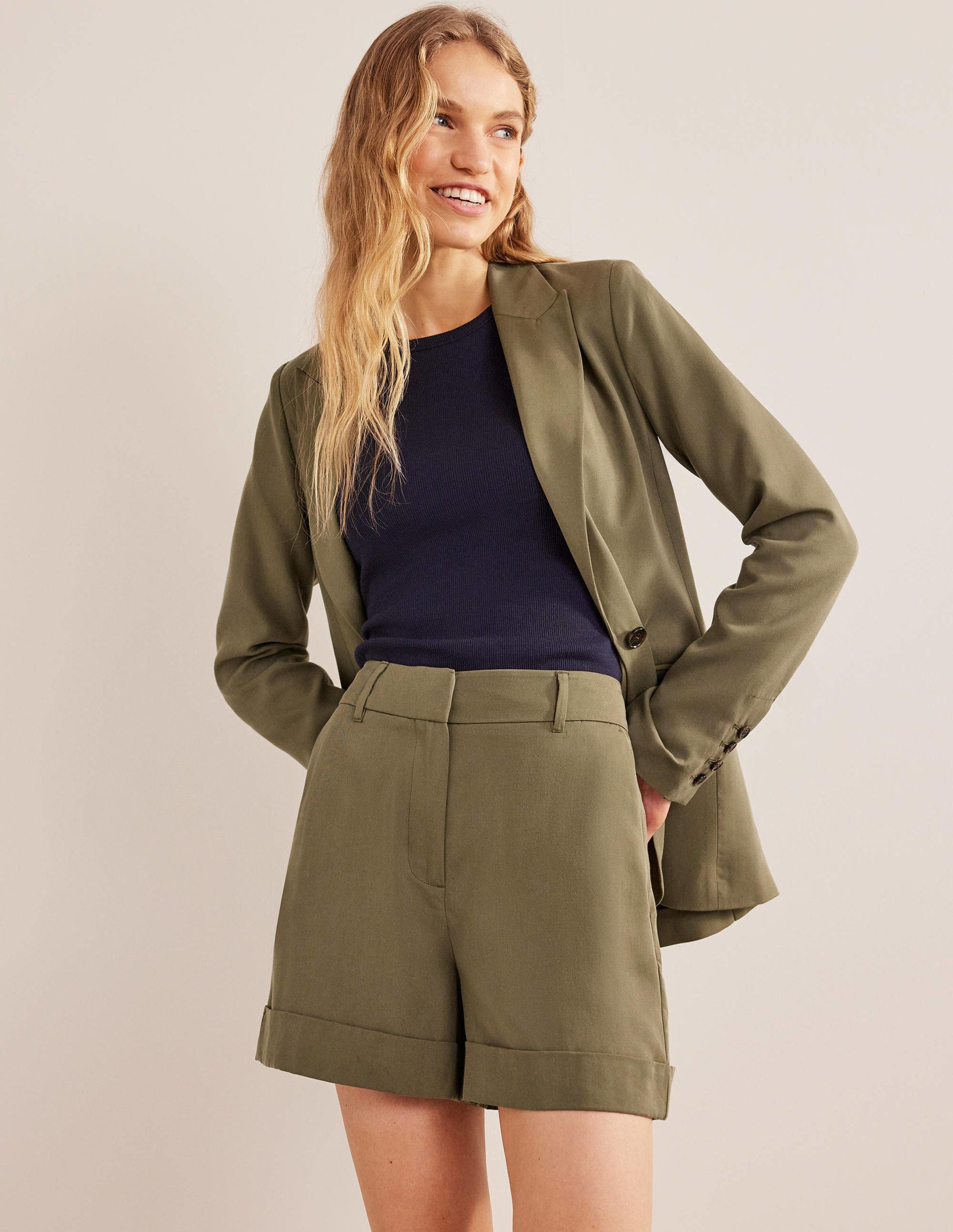 Lässige Shorts mit Aufschlag-Dezentes Khaki-1