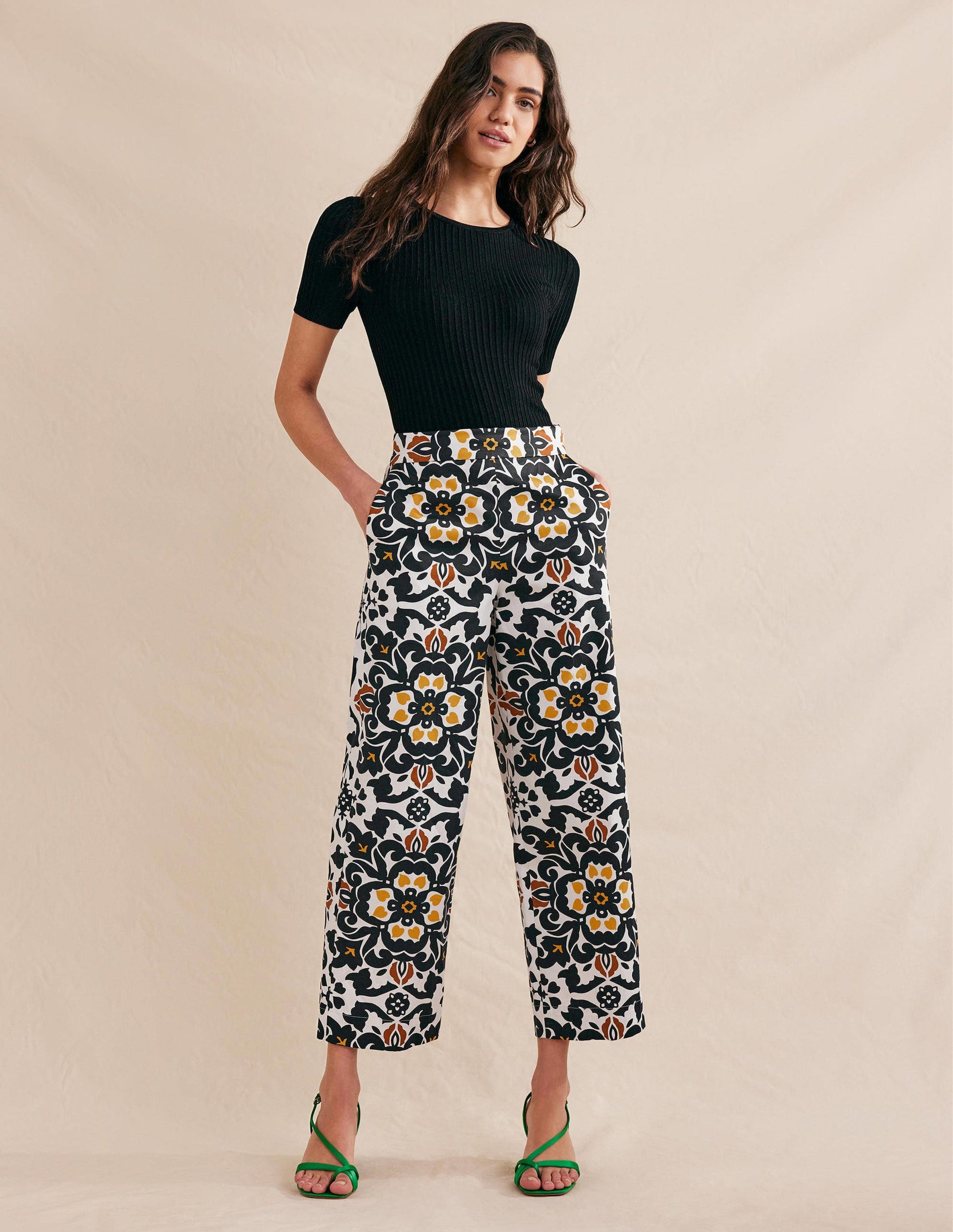 Gemusterte 7/8-Hose-Schwarz, Üppige Blumen-1