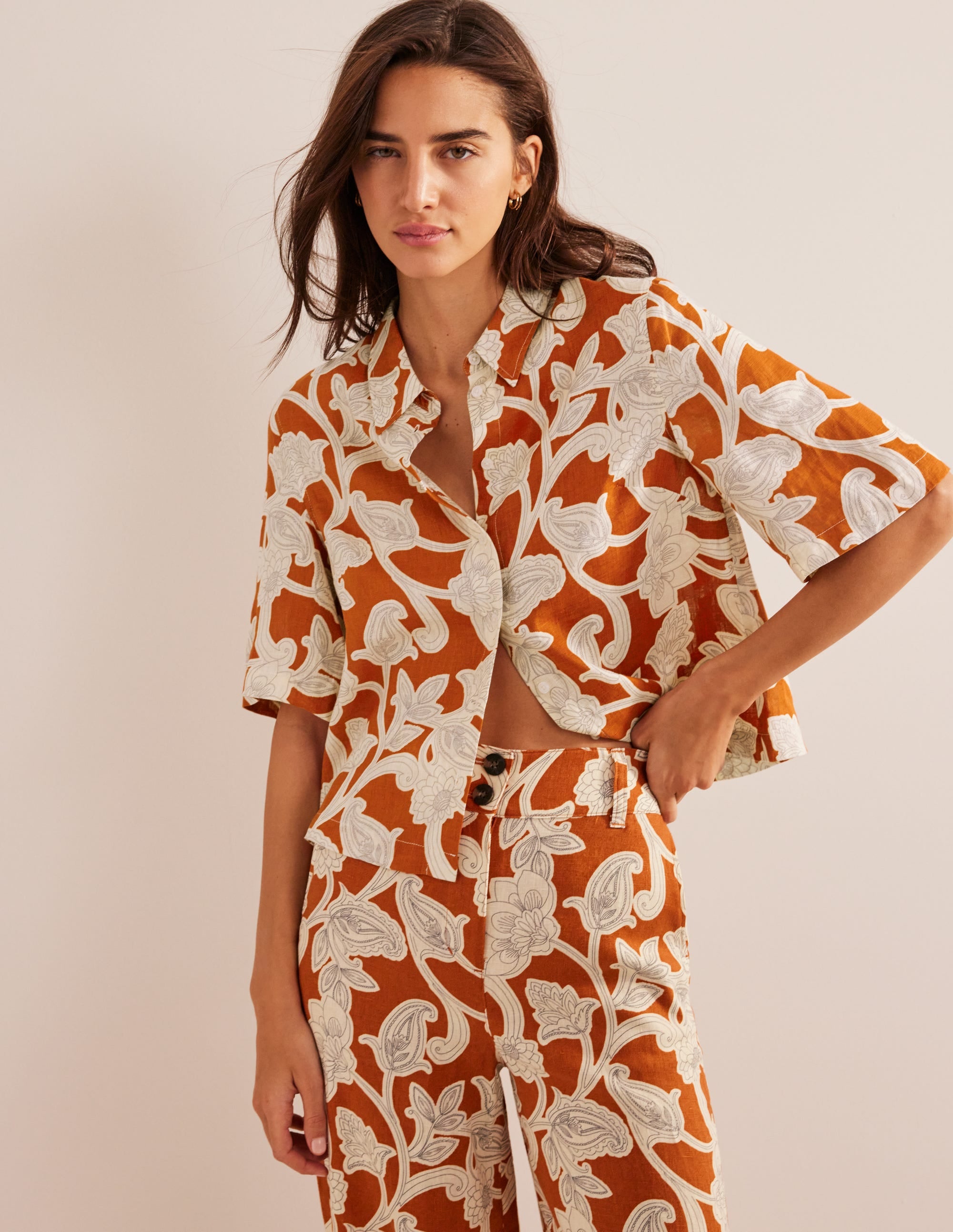 Chemise manches courtes en lin-Rouille, motif Paisley Whirl - Image 1