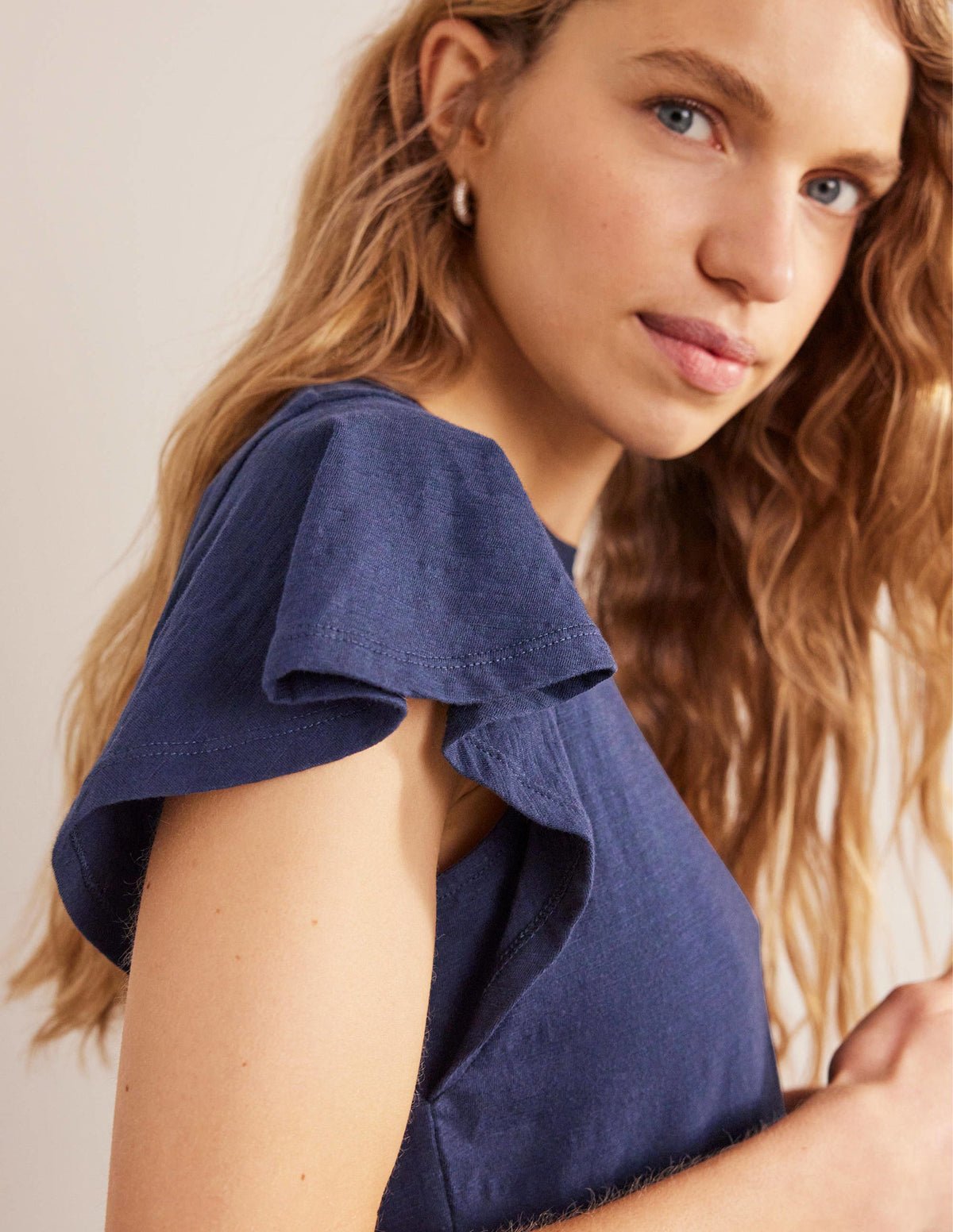 T-Shirt mit Rundhalsausschnitt und Flatterdetails-Marineblau-2