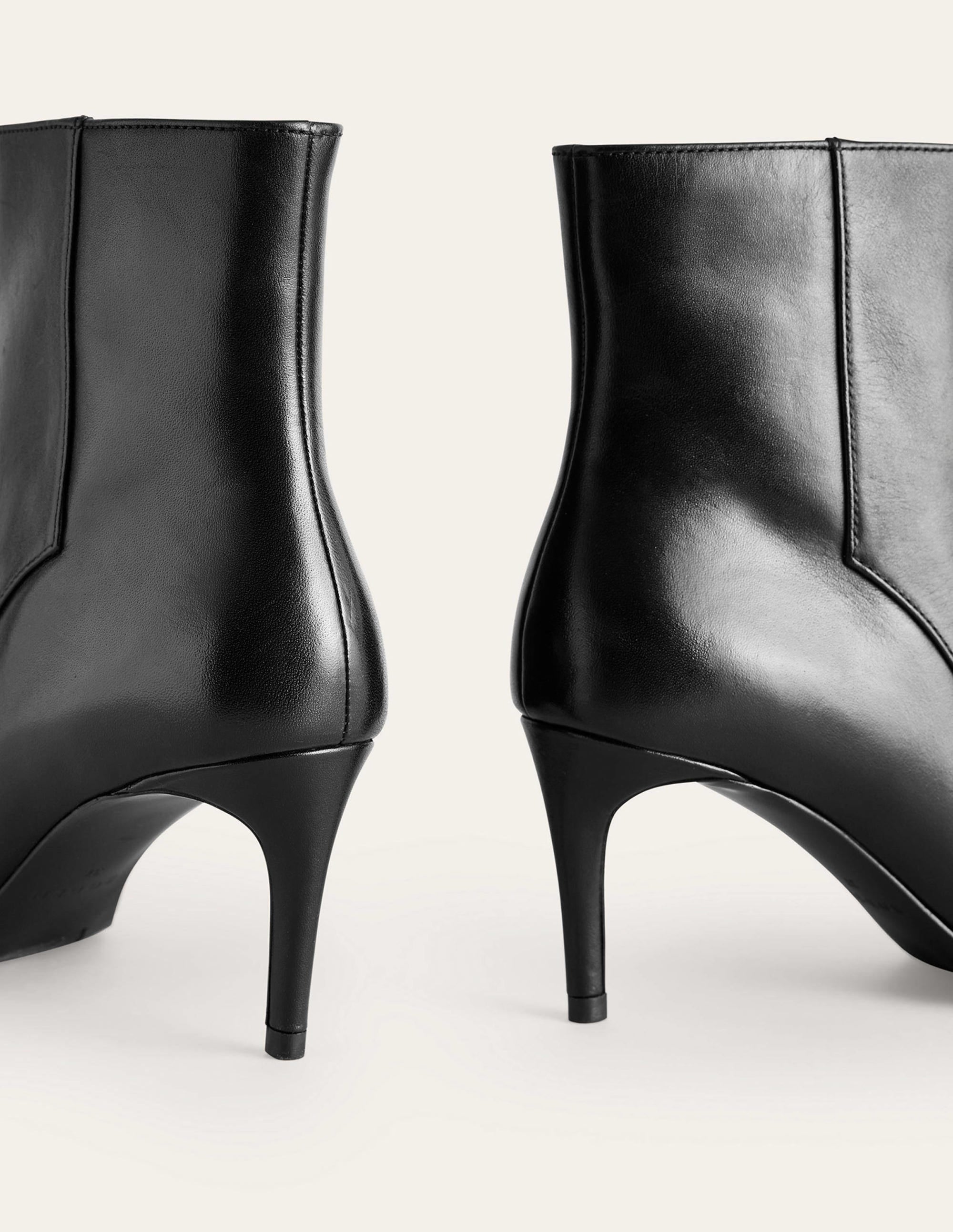 Knöchelhohe Stiefel mit spitzer Zehenpartie-Schwarzes Leder - Image 4