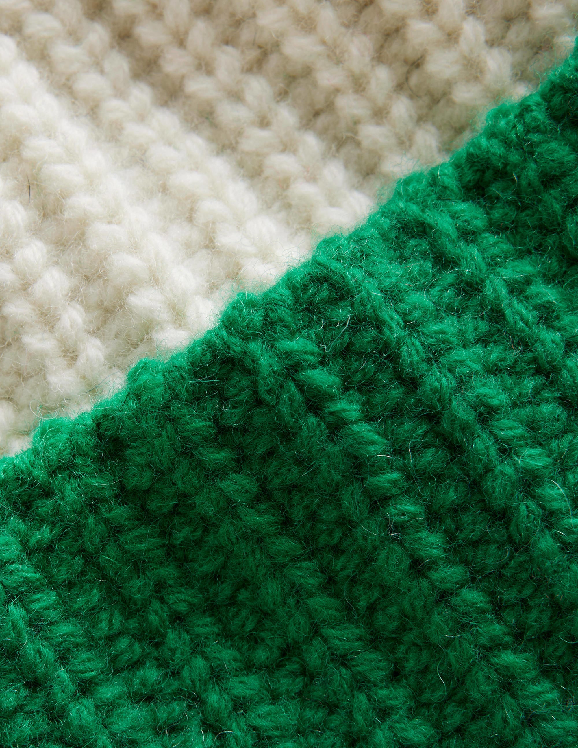 Beanie mit Blockfarben-Marineblau, Veridiangrün und Naturweiß - Image 3