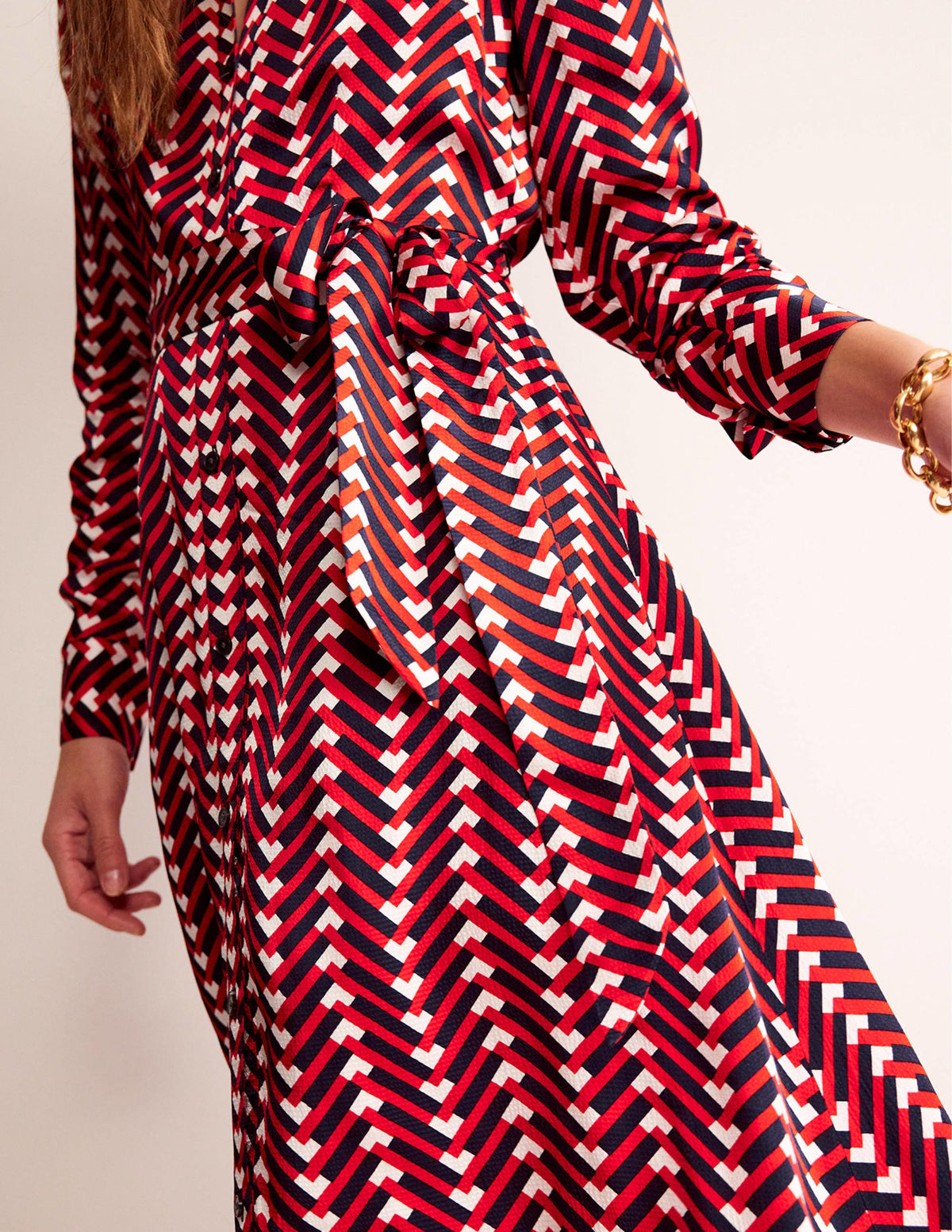 Kate Hemdblusenkleid aus Satin-Pepperoni, Chevron Geo - Image 2