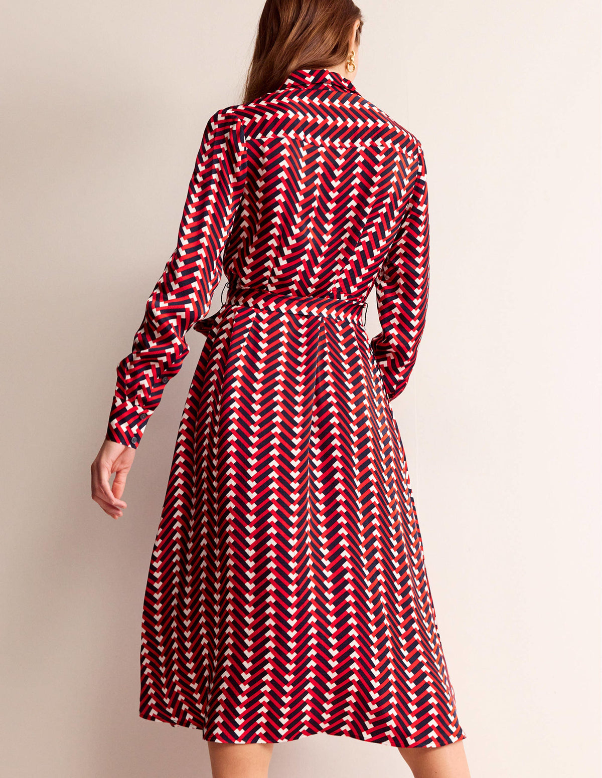 Kate Hemdblusenkleid aus Satin-Pepperoni, Chevron Geo - Image 3