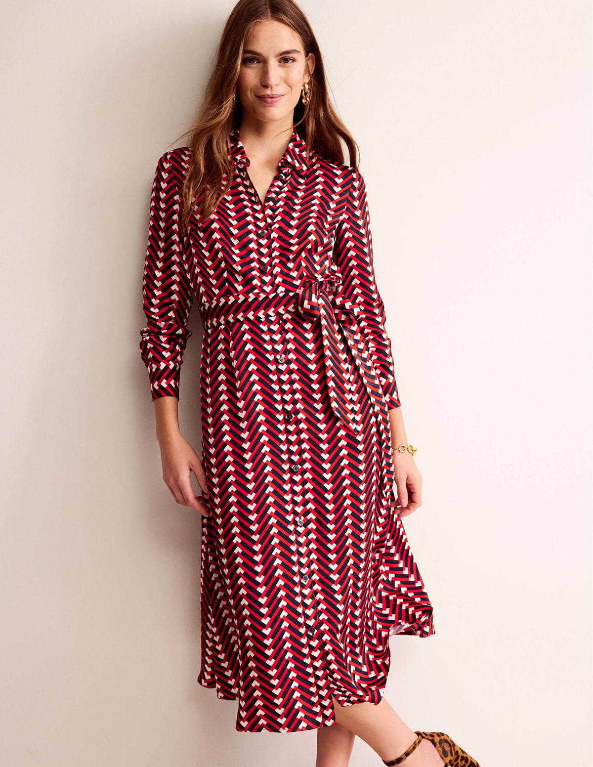 Kate Hemdblusenkleid aus Satin-Pepperoni, Chevron Geo - Image 4