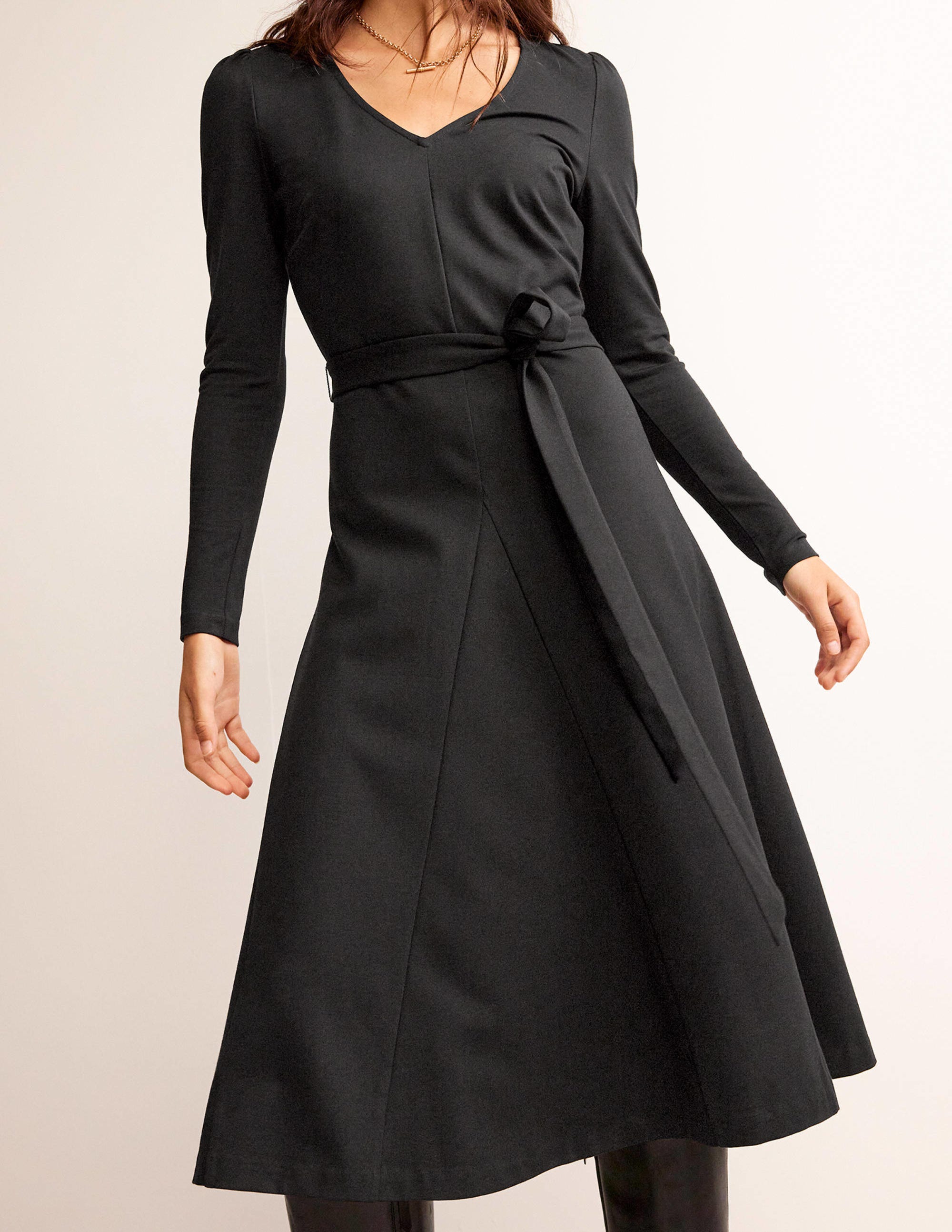 Bella Midikleid mit V-Ausschnitt-Schwarz - Image 2