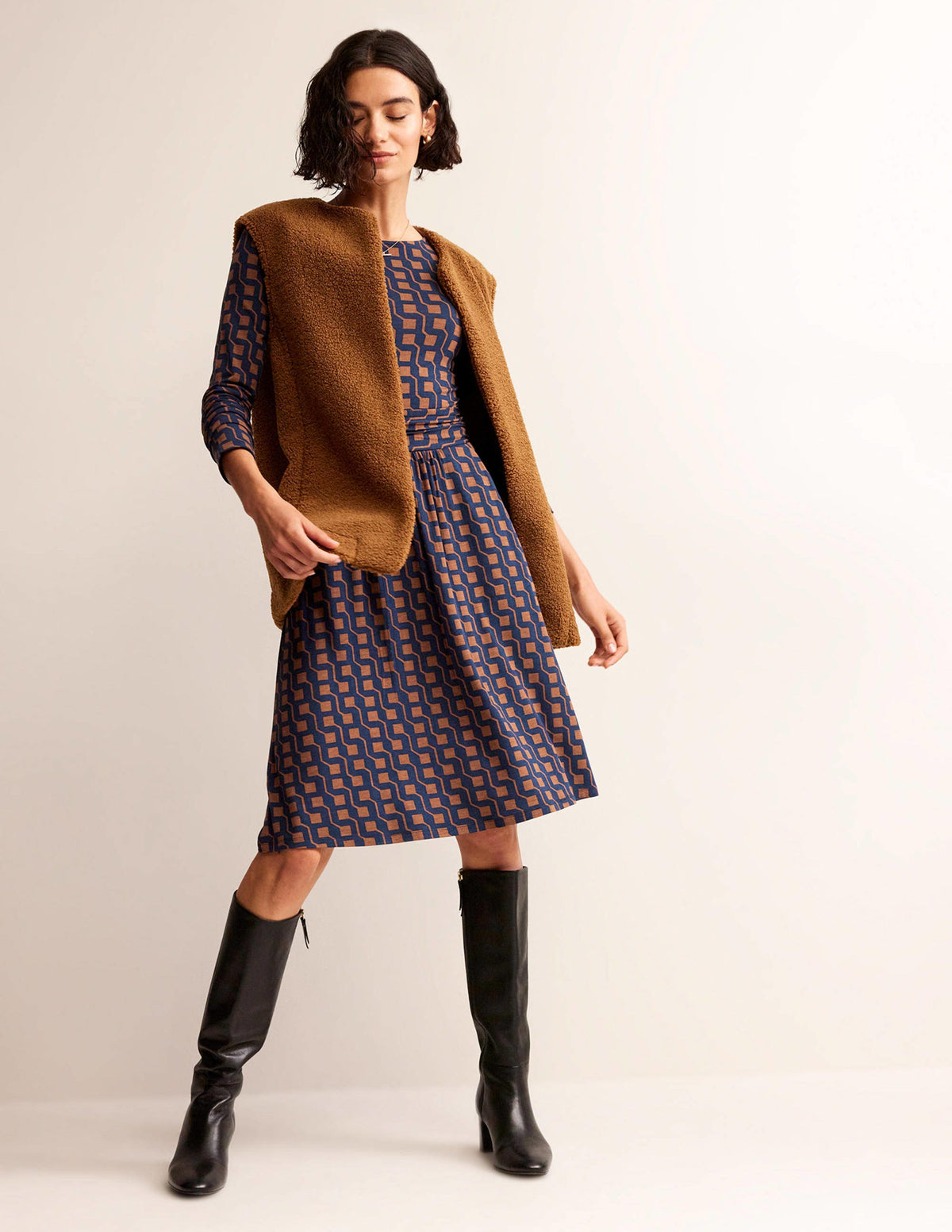 Robe Abigail en jersey-Cognac, motif Cube Geo - Image 4